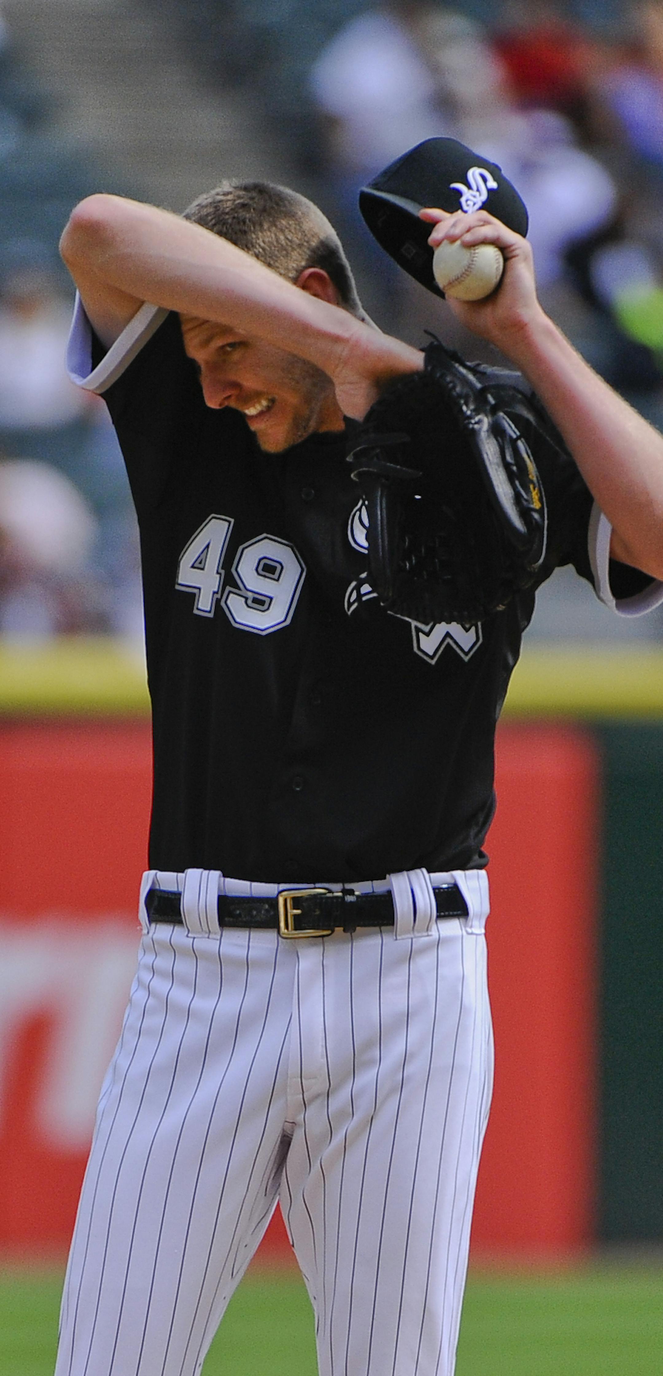 Chicago White Sox starting pitcher Chris Sale (49) wipes his face between throws in the first inning of a baseball game against the Minnesota Twins, Sunday, Sept. 13, 2015, in Chicago. (AP Photo/Matt Marton)