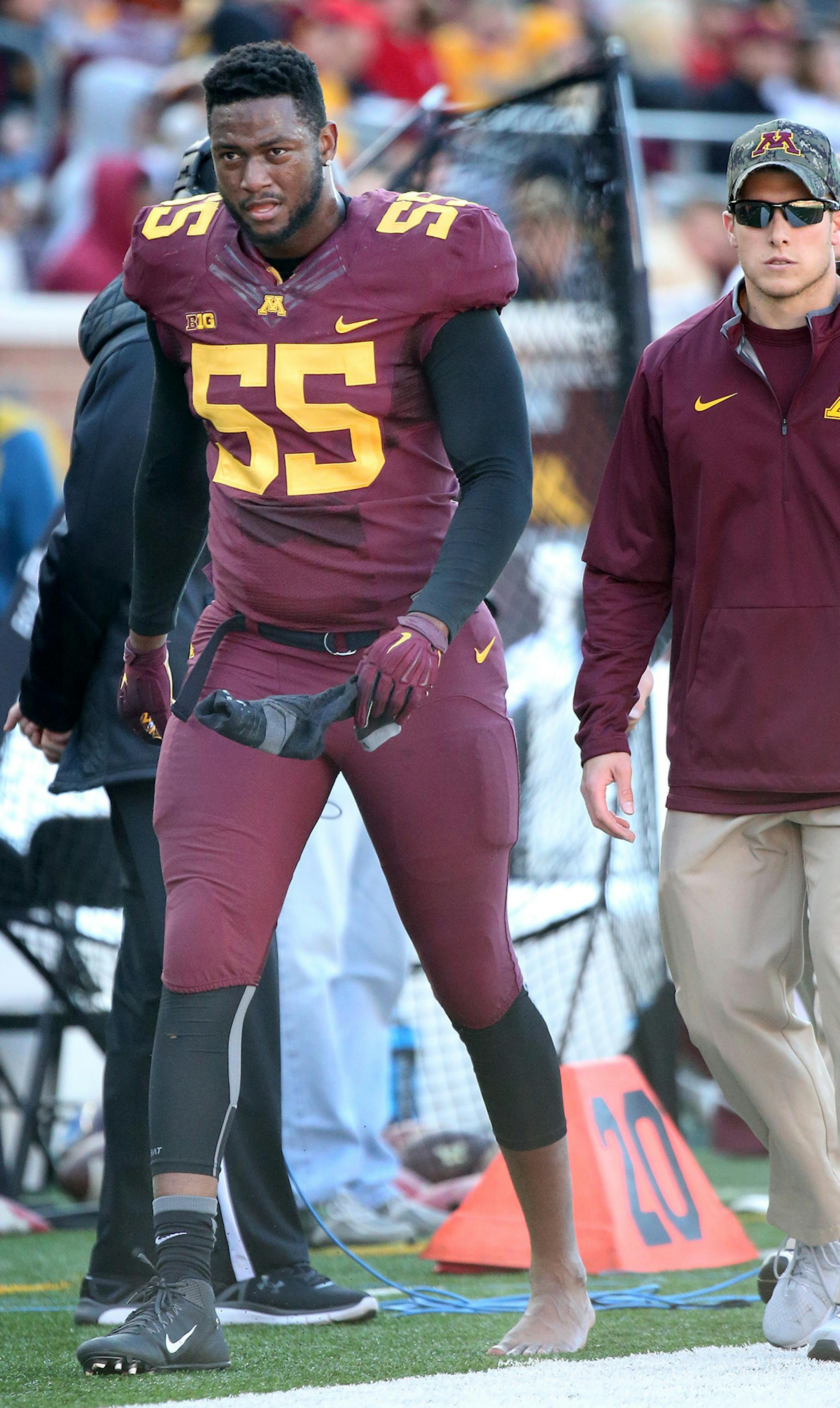 Minnesota's defensive lineman Theiren Cockran made his way off the field after being injured during the second quarter as the Gophers took on Nebraska at TCF Bank Stadium, Saturday, October 17, 2015 in Minneapolis, MN. ] (ELIZABETH FLORES/STAR TRIBUNE) ELIZABETH FLORES • eflores@startribune.com