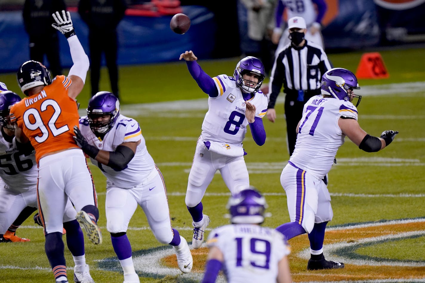 Vikings quarterback Kirk Cousins throws during the first half