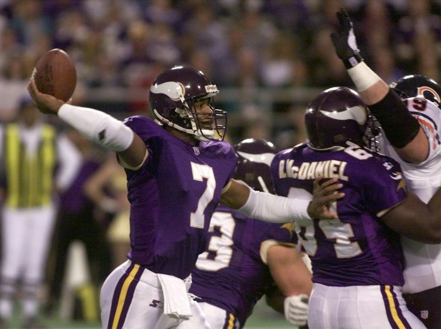 VIKINGS - BEARS Sun 6 Dec 1998 - (Photo 2 of 3) Randalls McDaniel and Cunningham team up as an approaching Bear tries to get a hand on Cunningham's pass. ORG XMIT: MIN2015021215160755