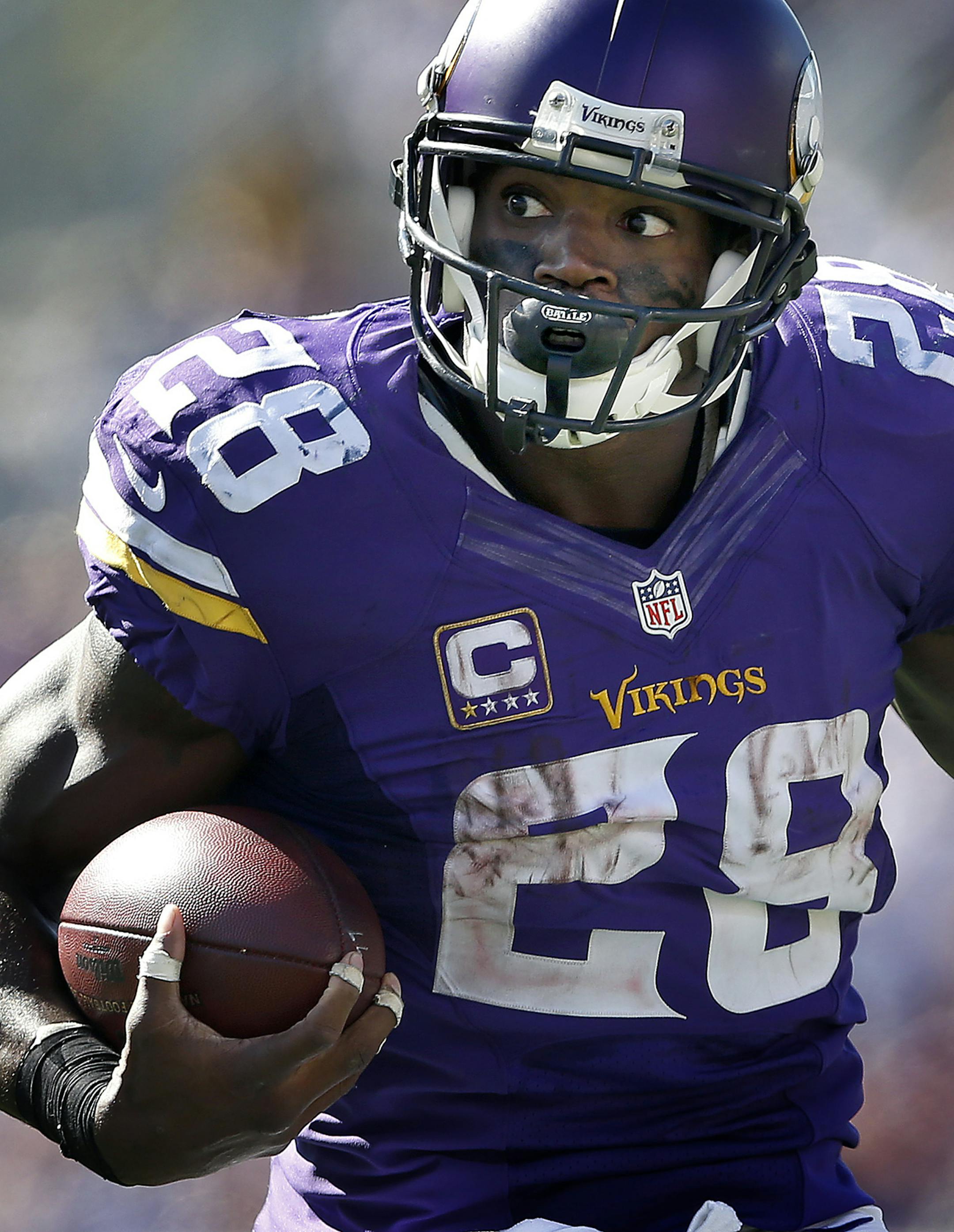 Minnesota Vikings running back Adrian Peterson (28) during an 11-yard run in the third quarter. ] CARLOS GONZALEZ &#xef; cgonzalez@startribune.com - September 27, 2015, TCF Bank Stadium, Minneapolis, MN, NFL, Minnesota Vikings vs. San Diego Chargers