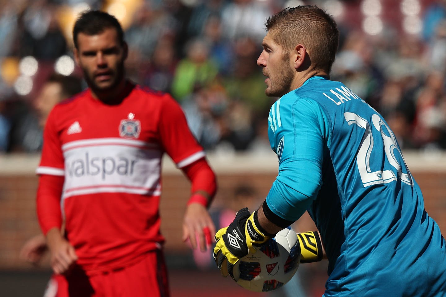 Minnesota United goalkeeper Matt Lampson (28) looked for an open teammate to throw the ball to after making a save in the first half. ] ANTHONY SOUFFLE � anthony.souffle@startribune.com The Minnesota United played the Chicago Fire in the season's home opener MLS match Saturday, March 17, 2018 at TCF Bank Stadium in Minneapolis.