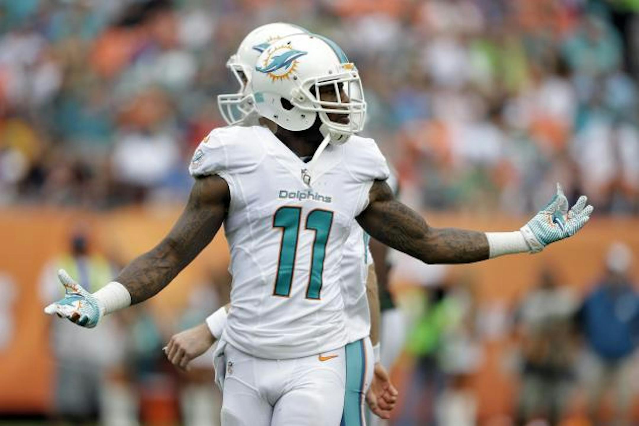 New Vikings receiver Mike Wallace was called a "coward" by former Dolphins teammates Maurkice and Mike Pouncey in a television interview with a Miami station.