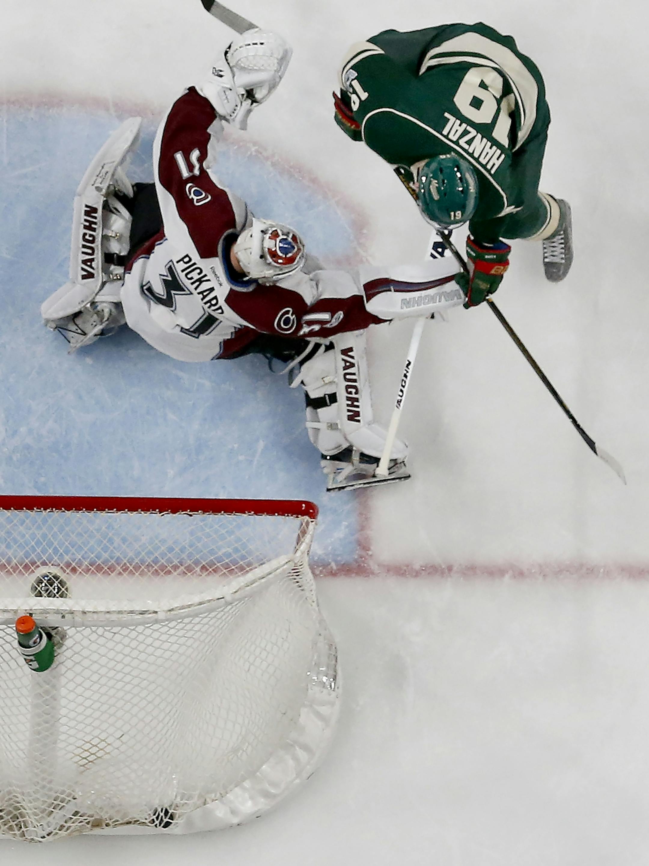 Martin Hanzal (19) got the puck past Avalanche goalie Calvin Pickard (31) for a goal in the first period.