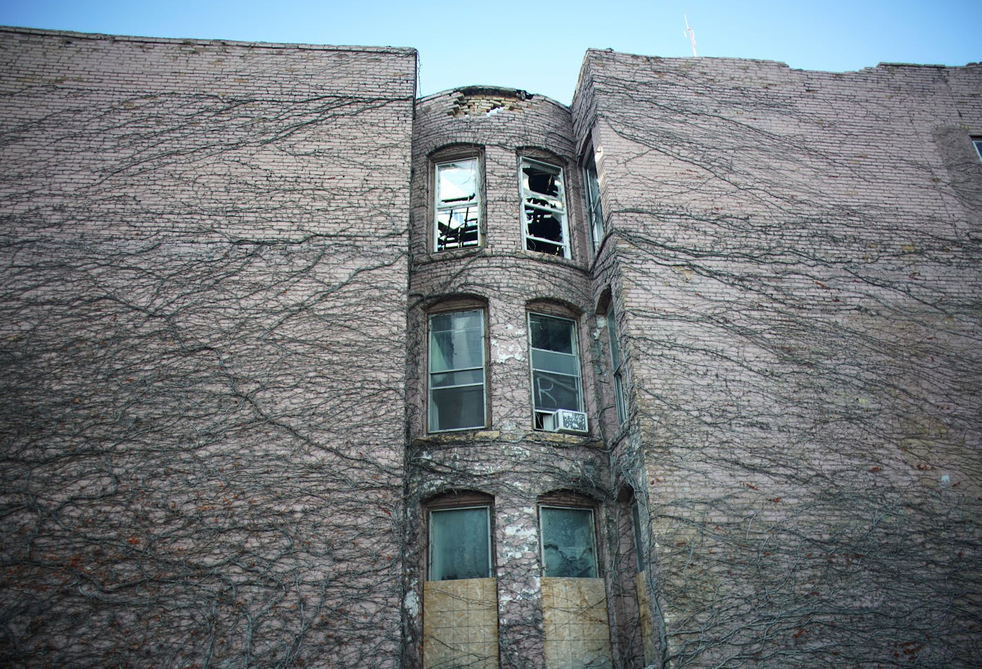 One of downtown Minneapolis' oldest buildings could meet the wrecking ball soon, depending on the outcome of votes at City Hall. The Oakland apartments, at 9th Street between 2nd and 3rd Avenues, has weathered 129 years of Minneapolis history. ] RICHARD TSONG-TAATARII &#xa5; richard.tsong-taatarii@startribune.com