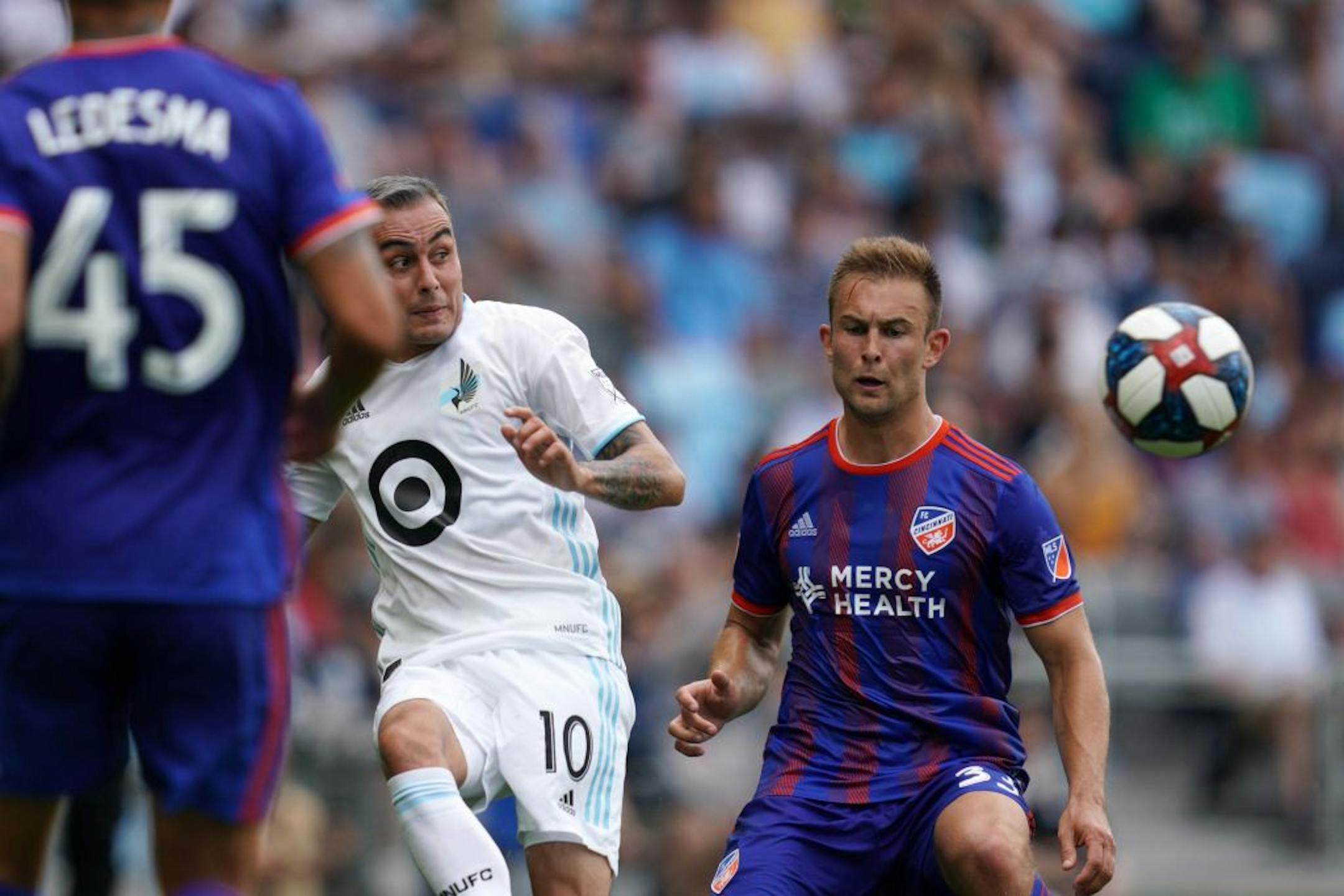 Minnesota United midfielder Miguel Ibarra (10) crossed the ball past FC Cincinnati midfielder Caleb Stanko (33) in the first half.