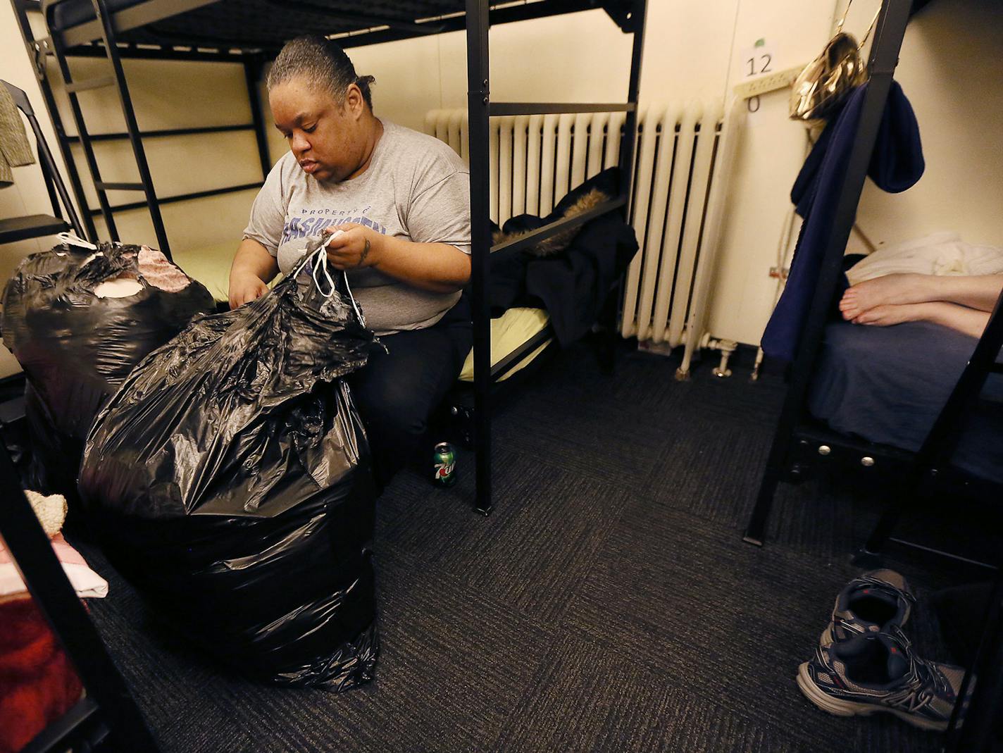 Mandisha Kelley packed her bedding into a plastic garbage bag to be stored away at the Simpson Housing Shelter, Friday, February 12, 2016 in Minneapolis, MN. ] (ELIZABETH FLORES/STAR TRIBUNE) ELIZABETH FLORES &#xef; eflores@startribune.com