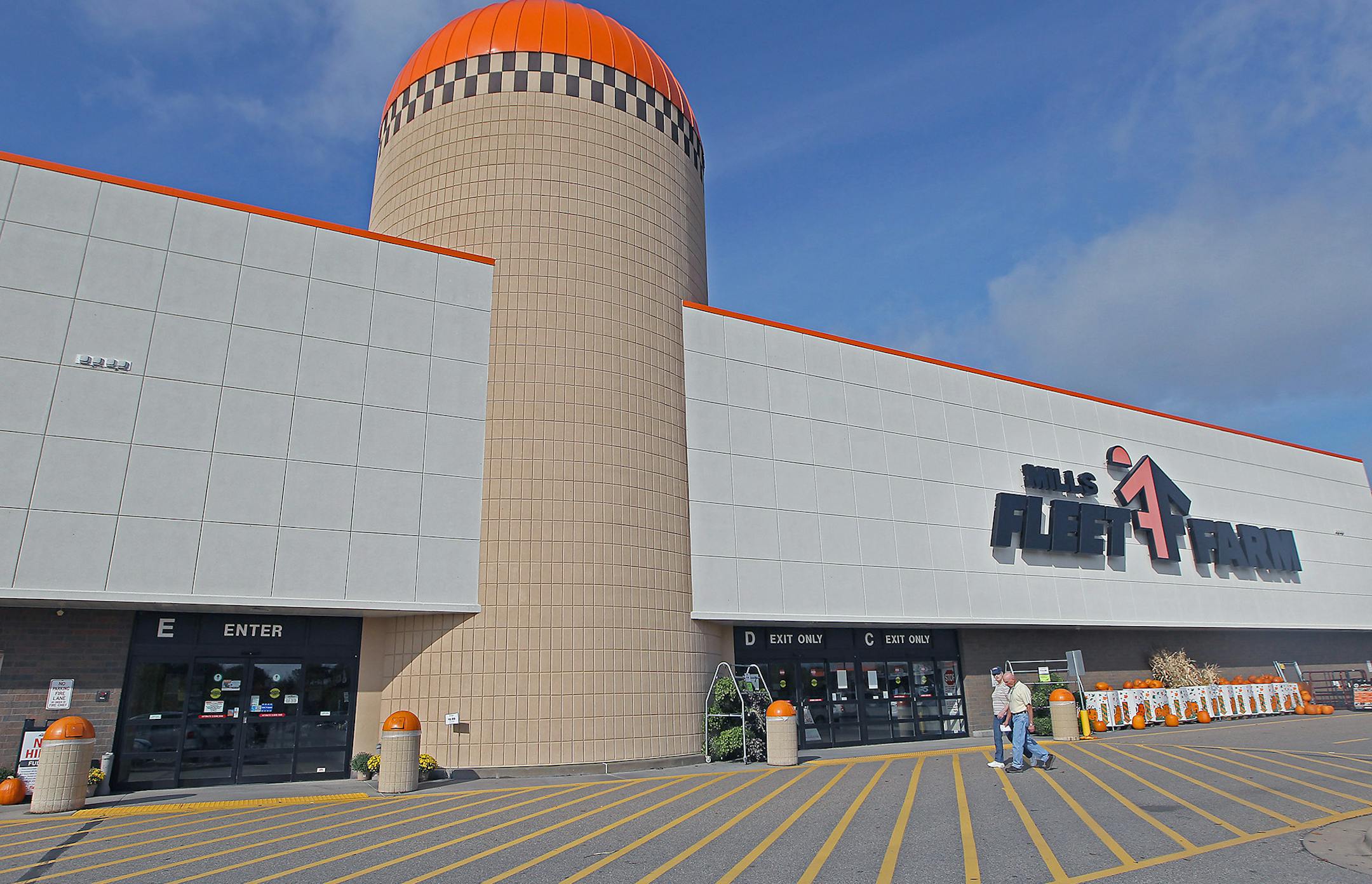 Family-owned Mills Fleet Farm, which owns this store in Blaine, agreed in late 2005 to sell itself to Family-owned Mills Fleet Farm has agreed to sell to New York-based KKR, one of the country’s largest investment concerns that has holdings in various industries totaling about $100 billion.