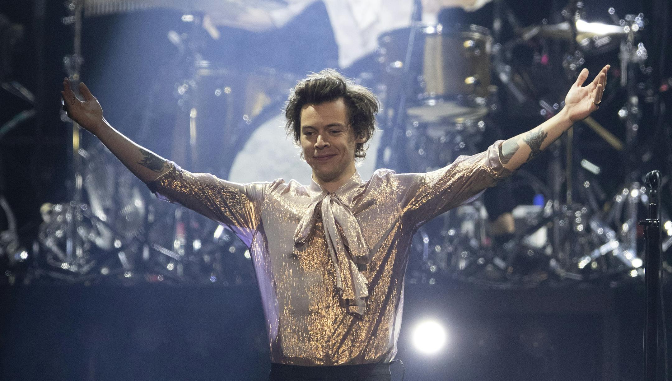 Harry Styles at the end of the first song in his set Sunday night. ] JEFF WHEELER • jeff.wheeler@startribune.com Former One Direction heartthrob Harry Styles made his solo debut Sunday night, July 1, 2018 at Xcel Energy Center in St. Paul.