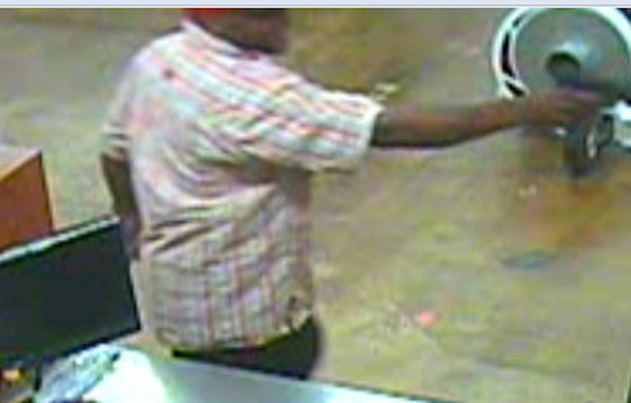 Roseville police released photos of the suspects in a jewelry store robbery.