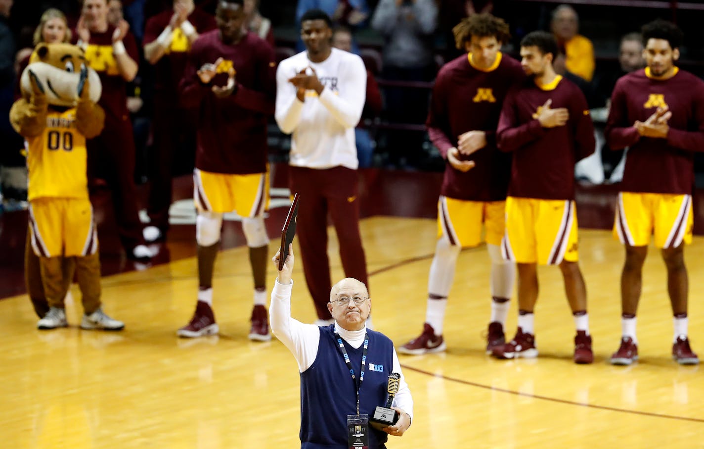 Dick Jonckowski will announce his last Gophers men&#x2019;s basketball game on Thursday after 31 years.