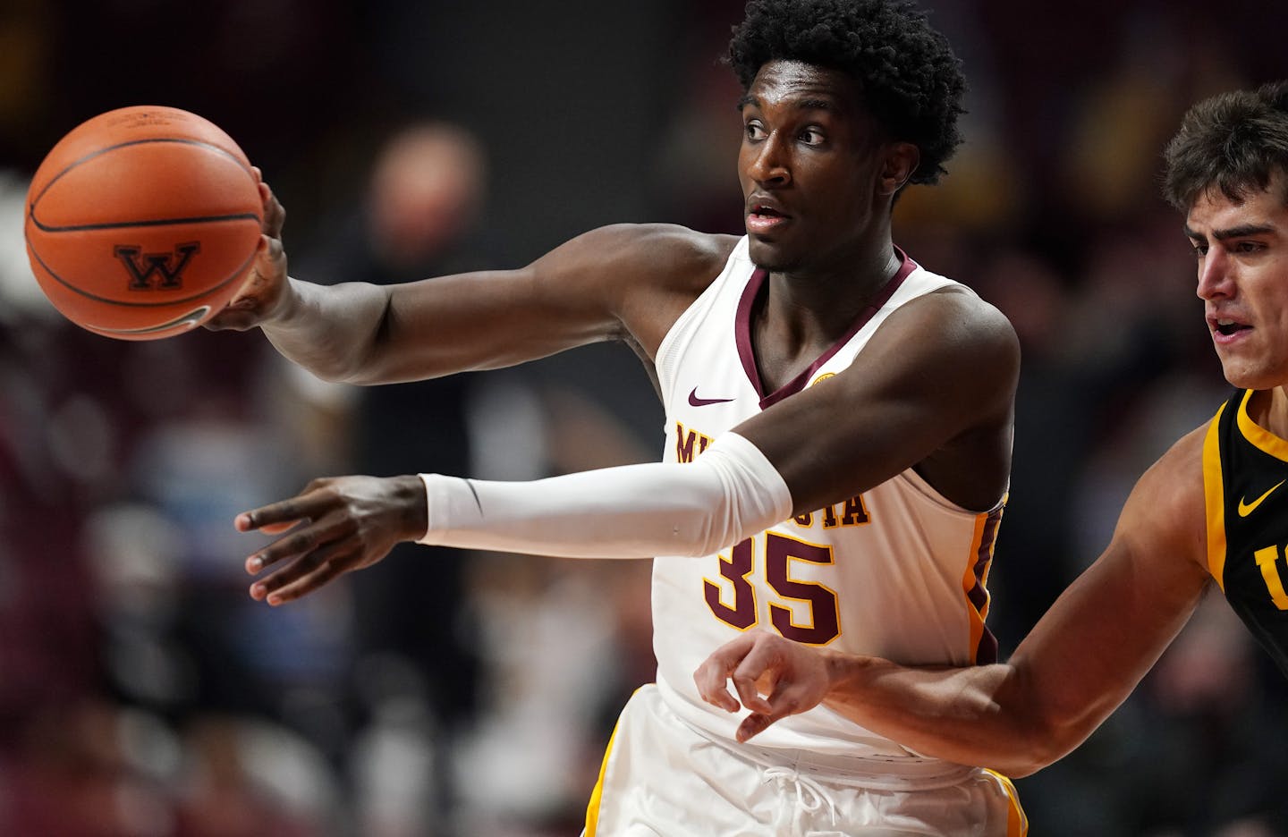 Minnesota forward Isaiah Ihnen (35) passed the ball off as he took it down the court in the first half. ] ANTHONY SOUFFLE • anthony.souffle@startribune.com