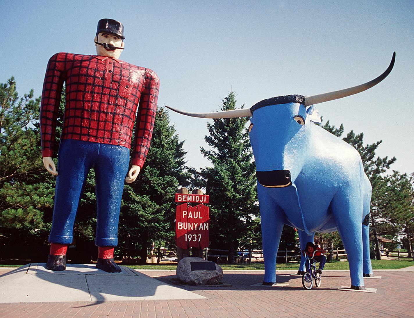 Paul Bunyan and Babe, Bemidji MNHIST0511icons ORG XMIT: MIN2013043012361556