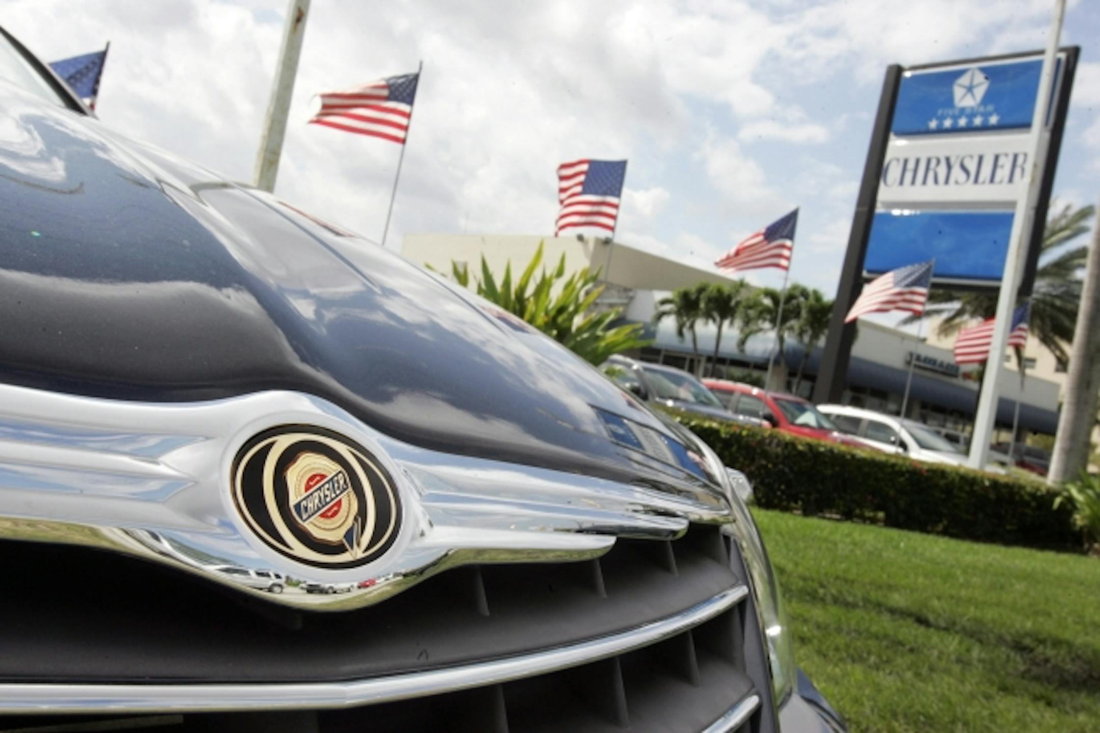 (FILES)The company logo for Chrysler can be seen in the front grill of a new car for sale at a local dealership in Miami, Florida in this February 14, 2007 file photo. Chrysler announced on March 13, 2008 that they plan a corporate-wide shutdown from July 7-14, 2008. Chrysler spokeswoman Mary Beth Heilprin said that some employees may be asked to stay on to work on special projects. AFP PHOTO/Roberto Schmidt