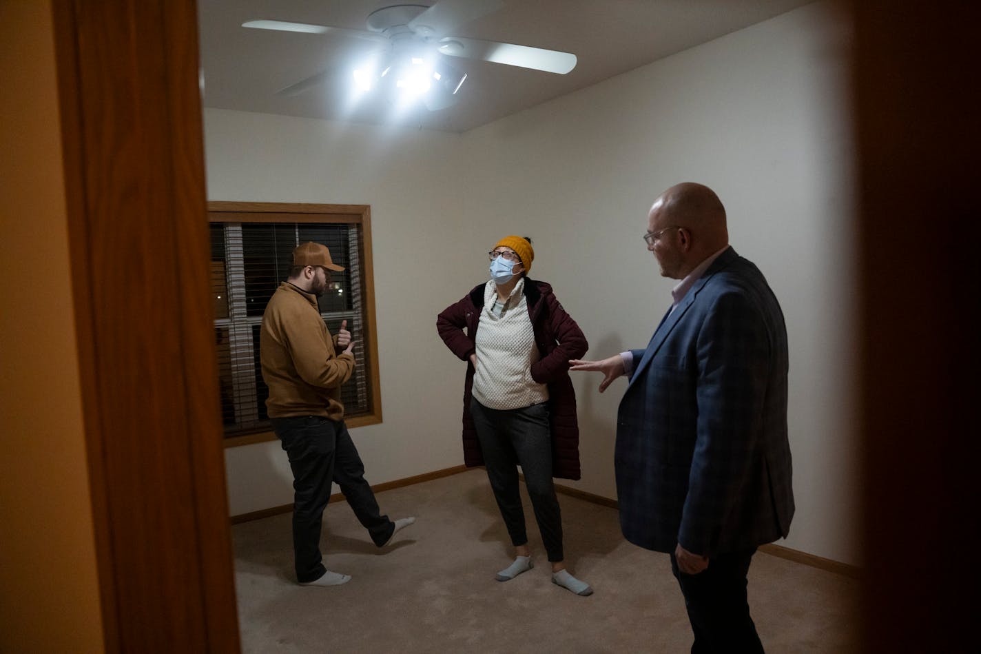 Realtor Josh Nelson, right, shows a two bedroom townhome to clients Kane Boxell and Jackie Stillwell on Wednesday, Nov. 29, 2023 in Oakdale, Minn. ] RENEE JONES SCHNEIDER • renee.jones@startribune.com