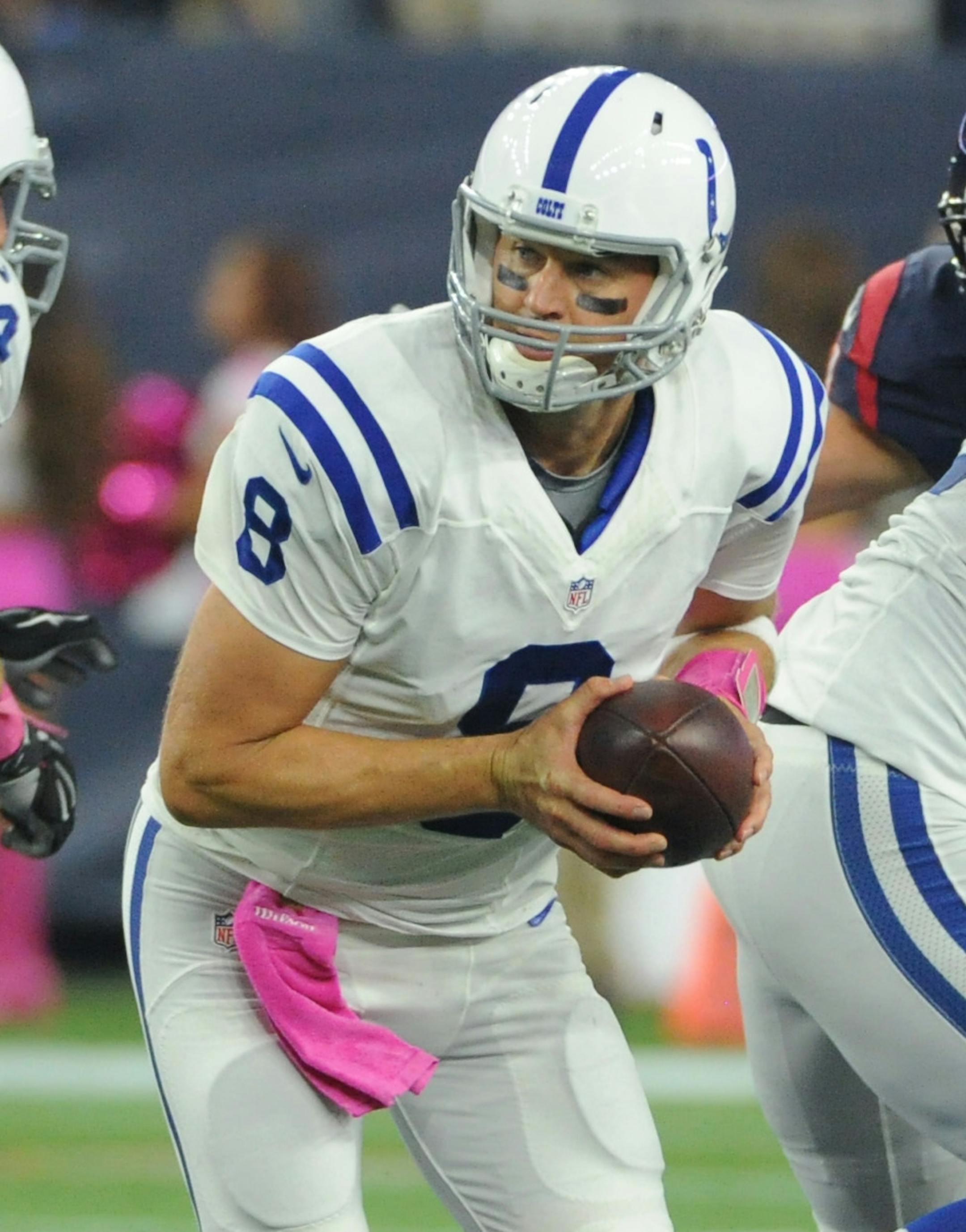 Indianapolis Colts' Matt Hasselbeck (8) looks to hand off during the first half of an NFL football game against the Houston Texans, Thursday, Oct. 8, 2015, in Houston. (AP Photo/Eric Christian Smith)