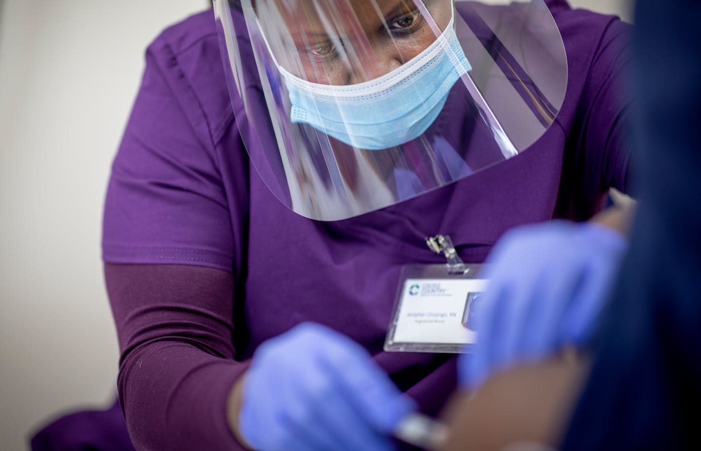 Registered nurse Jenipher Onsarigo administered the Johnson and Johnson Covid-19 vaccination to women at the vaccination site at the Masjid Al Tawba Mosque, Thursday, April 8, 2021 in Eden Prairie, MN. ] ELIZABETH FLORES • liz.flores@startribune.com