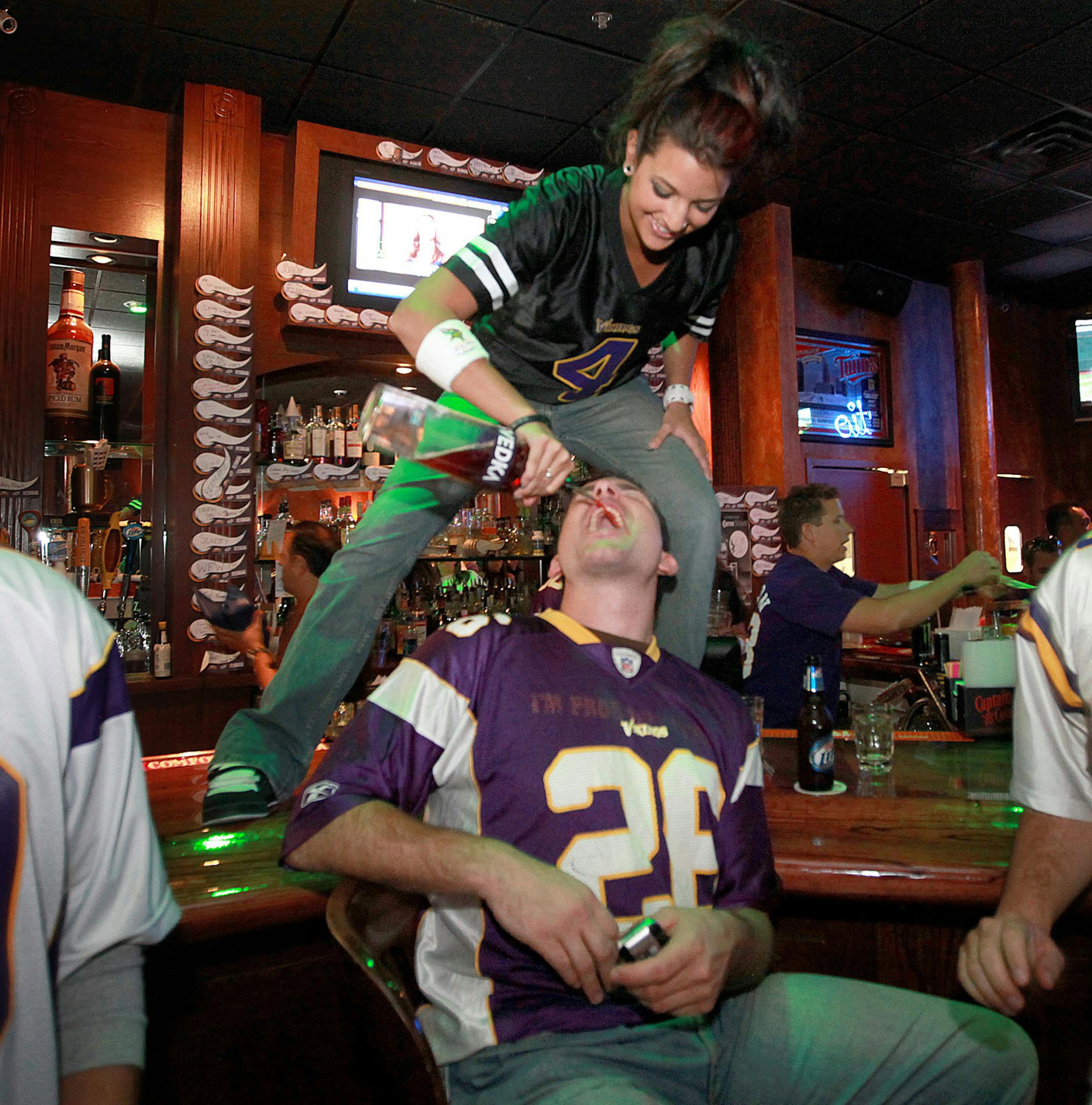 TOM WALLACE ‚Ä¢ twallace@startribune.com Assign #20009247A Slug: night0904 Date: Aug 21, 2009 The Vikings season is here and we have a guide to the best pregame partying, Sneaky Pete‚Äôs in Downtown Minneapolis. Here's to the tailgate parking lot parties. Cindy Bradley whets patrons' whistles with free shots. ORG XMIT: MIN2014061416003014