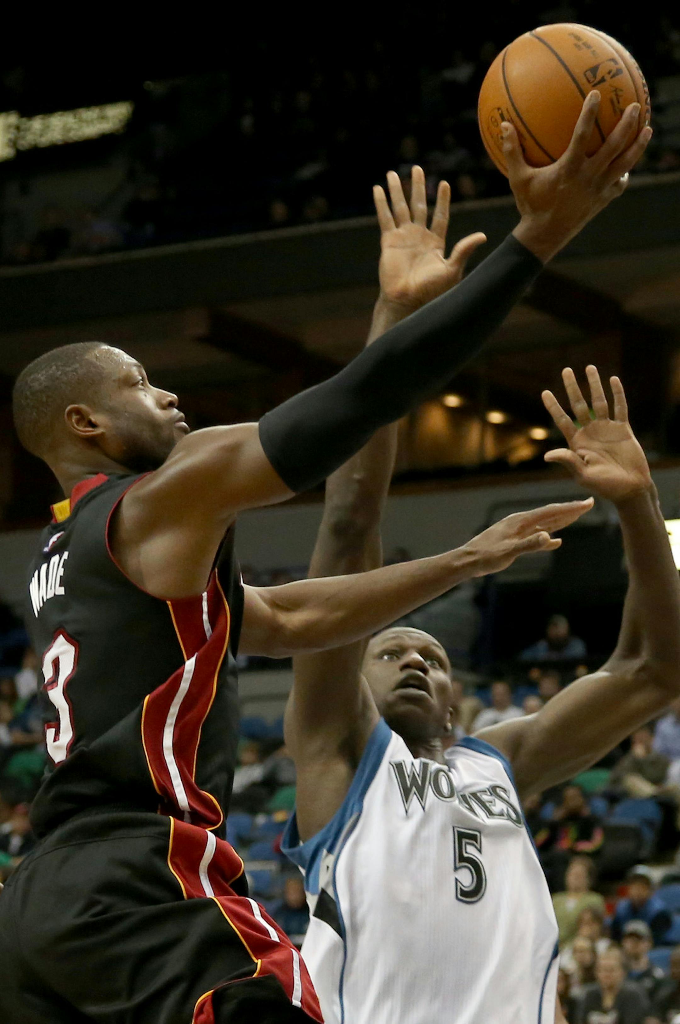 Miami's Dwayne Wade spilt the Wolves defense for a lay up during the second half. ] (KYNDELL HARKNESS/STAR TRIBUNE) kyndell.harkness@startribune.com Wolves vs Miami at the Target Center in Minneapolis Min., Thursday November 5, 2015. Miami won over the Wolves 96-84.