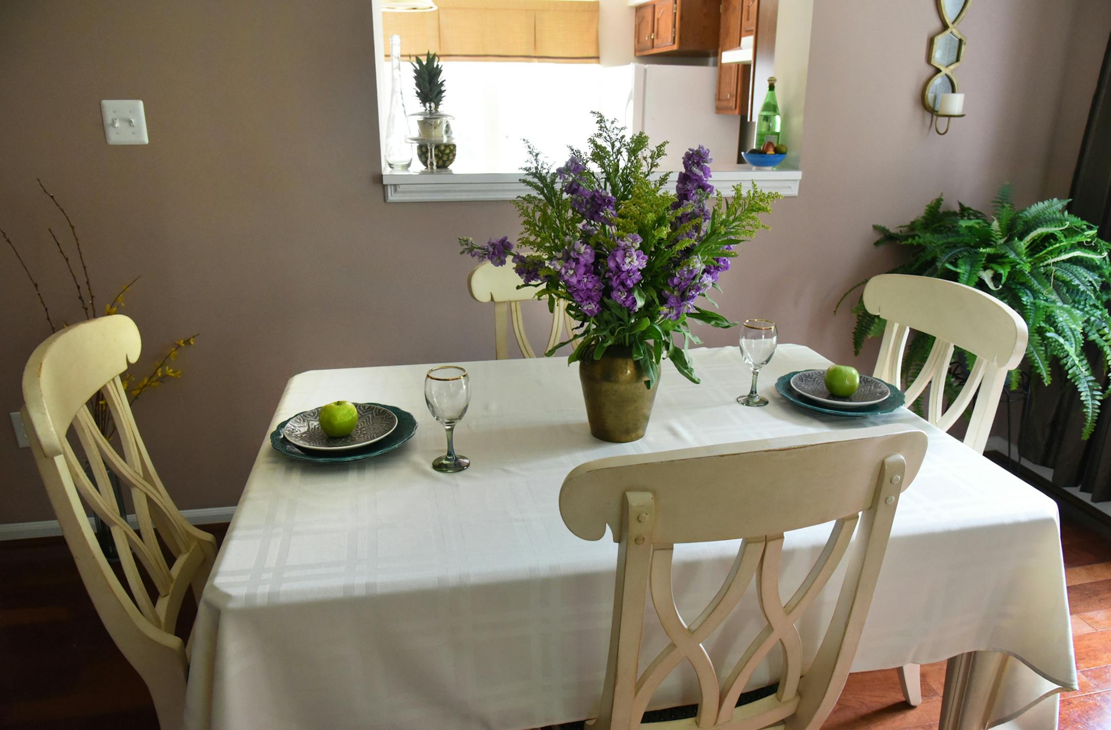 Jaclyn Riedel added a dining room table to the living room to create a defined dining area adjacent to the kitchen in this home she staged in Columbia, Md. (Amy Davis/Baltimore Sun/TNS) ORG XMIT: 1187003