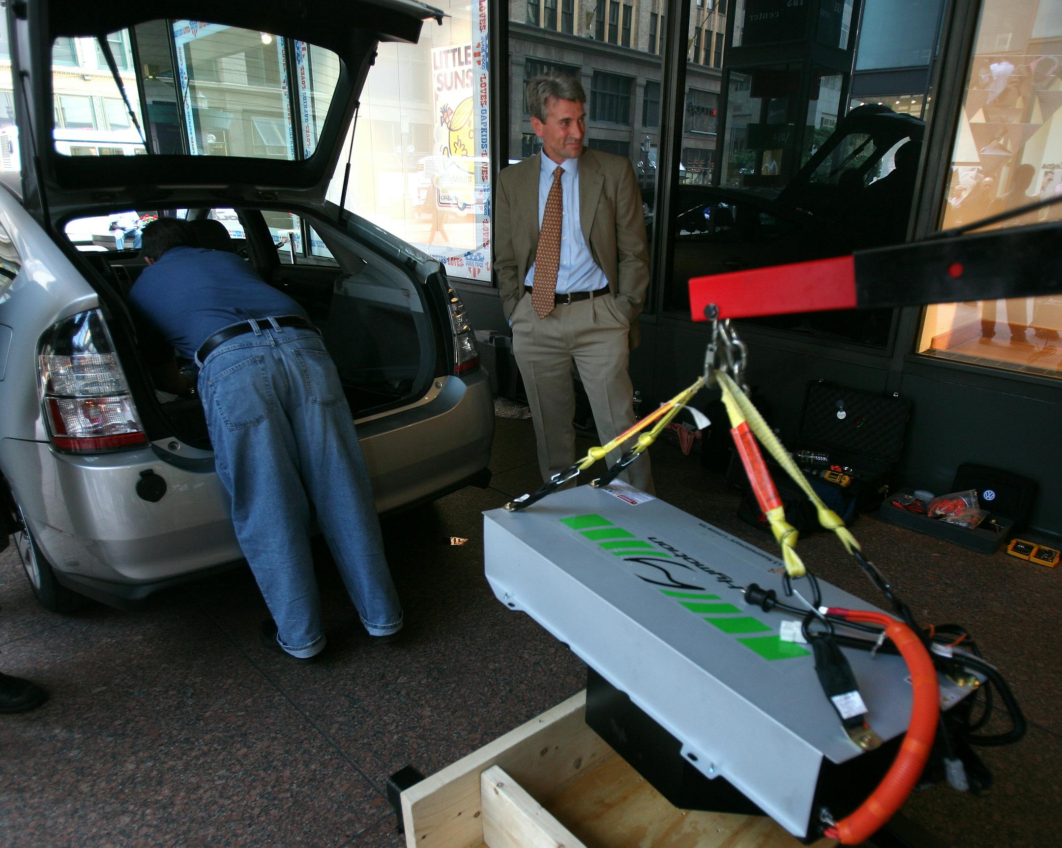 Minneapolis Mayor R.T. Rybak watched as Jim Strong a costumer service manger for A123 Systems, installed a new battery for his Toyota Prius. The new battery weighs about 150 pounds, and takes 4 1/2 to recharge and it last about 5 hours fully charged.