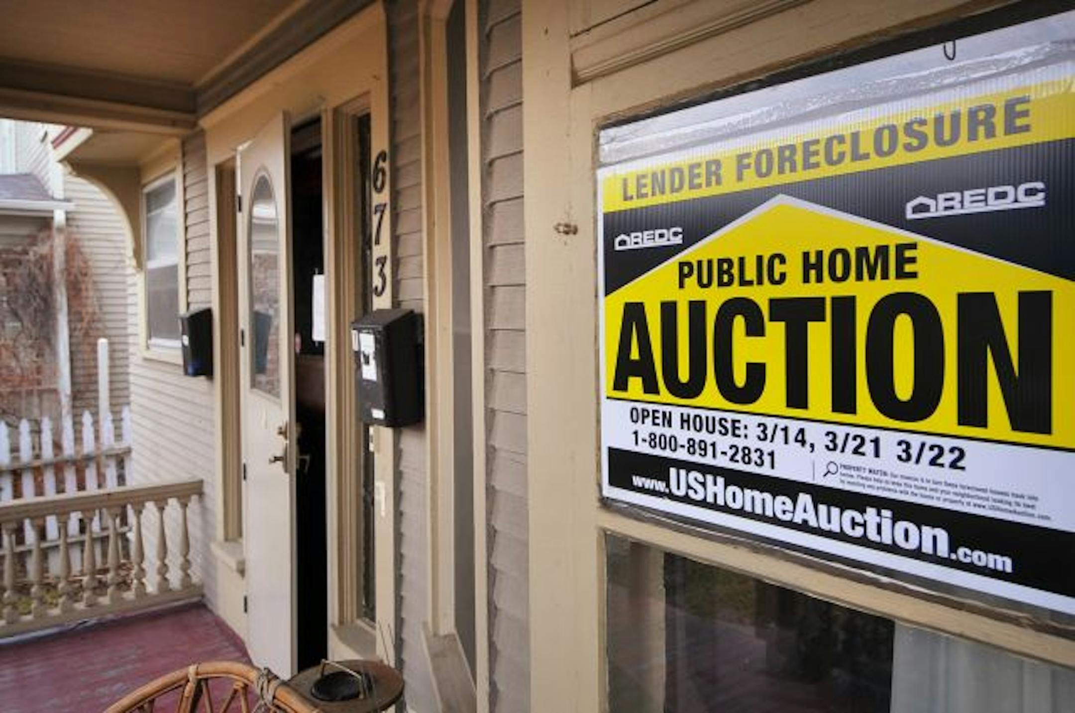GLEN STUBBE � gstubbe@startribune.com - Monday March 23, 2009 -- St. Paul, Minn. -- This 8-bedroom, 3372 sq. foot St. Paul house at 673 Lincoln Ave. will be one of the over 350 foreclosed homes to be auctioned March 28 at the Minneapolis Convention Center.