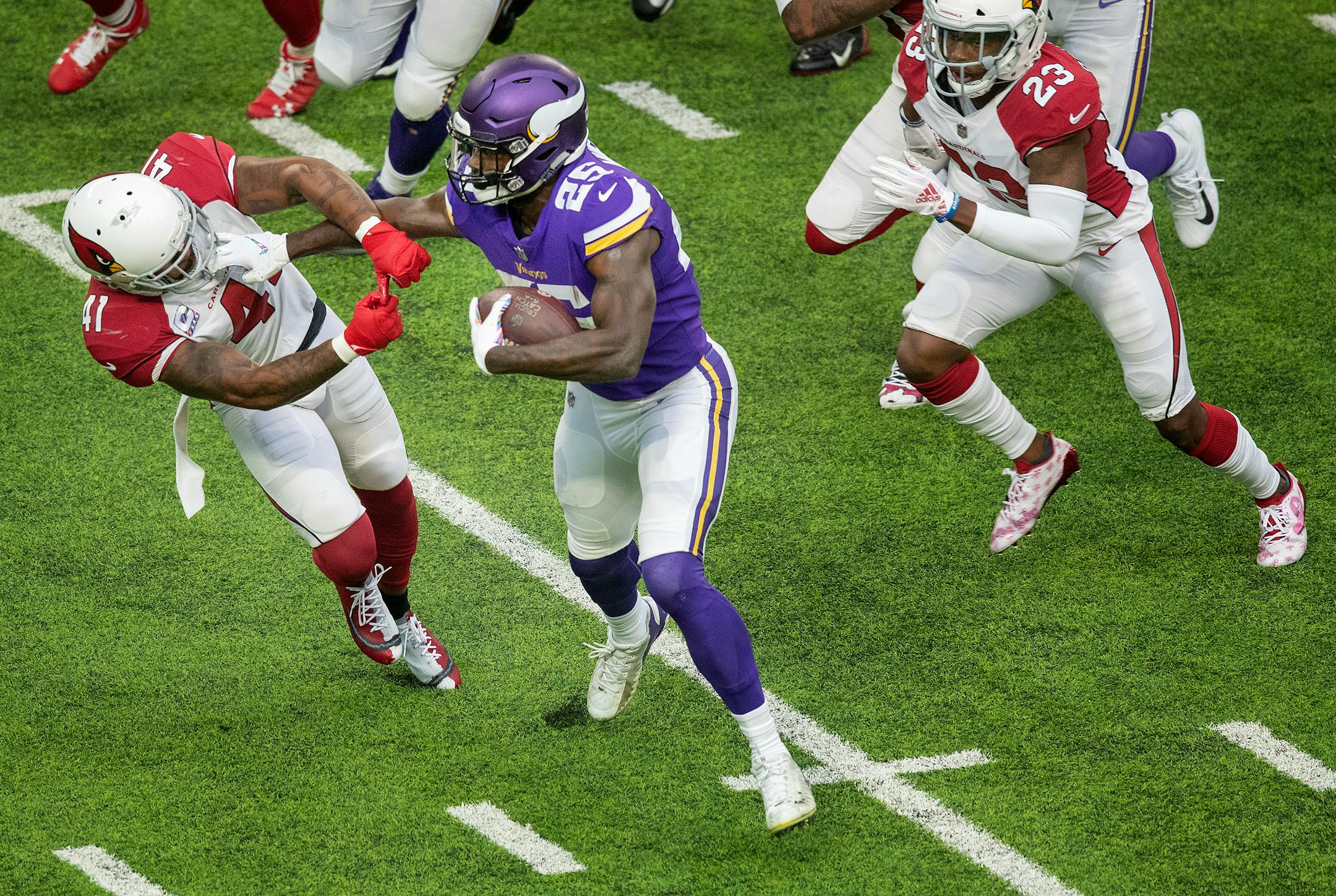 Vikings running back Latavius Murray stiff-armed the Cadinals' Antoine Bethea during a 21-yard touchdown run in the first quarter Sunday. ] CARLOS GONZALEZ � cgonzalez@startribune.com � October 14, 2018, Minneapolis, MN, US Bank Stadium, NFL, Minnesota Vikings vs Phoenix Cardinals