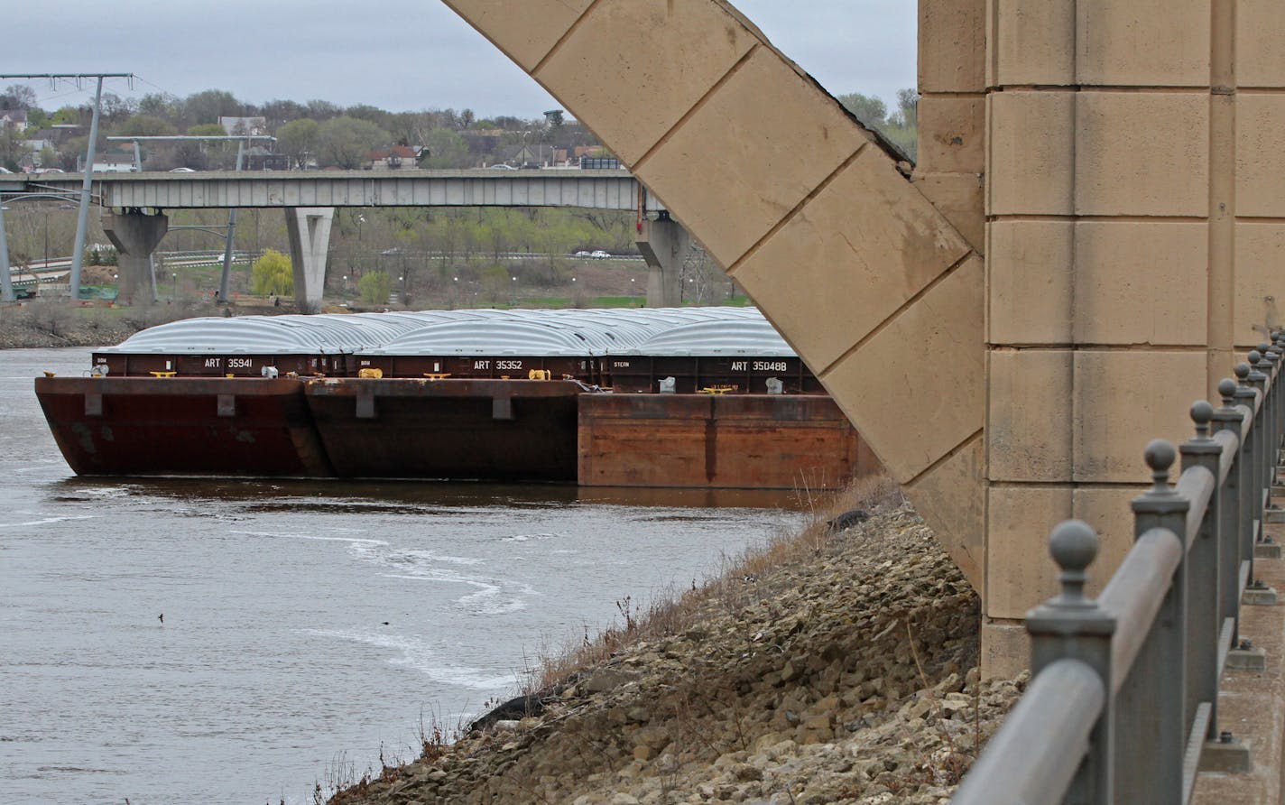 General location along the south bank of the Mississippi, near the Roberts Street bridge, where the body was found on 5/8/13. Photographed on 5/9/13.] Bruce Bisping/Star Tribune bbisping@startribune.com