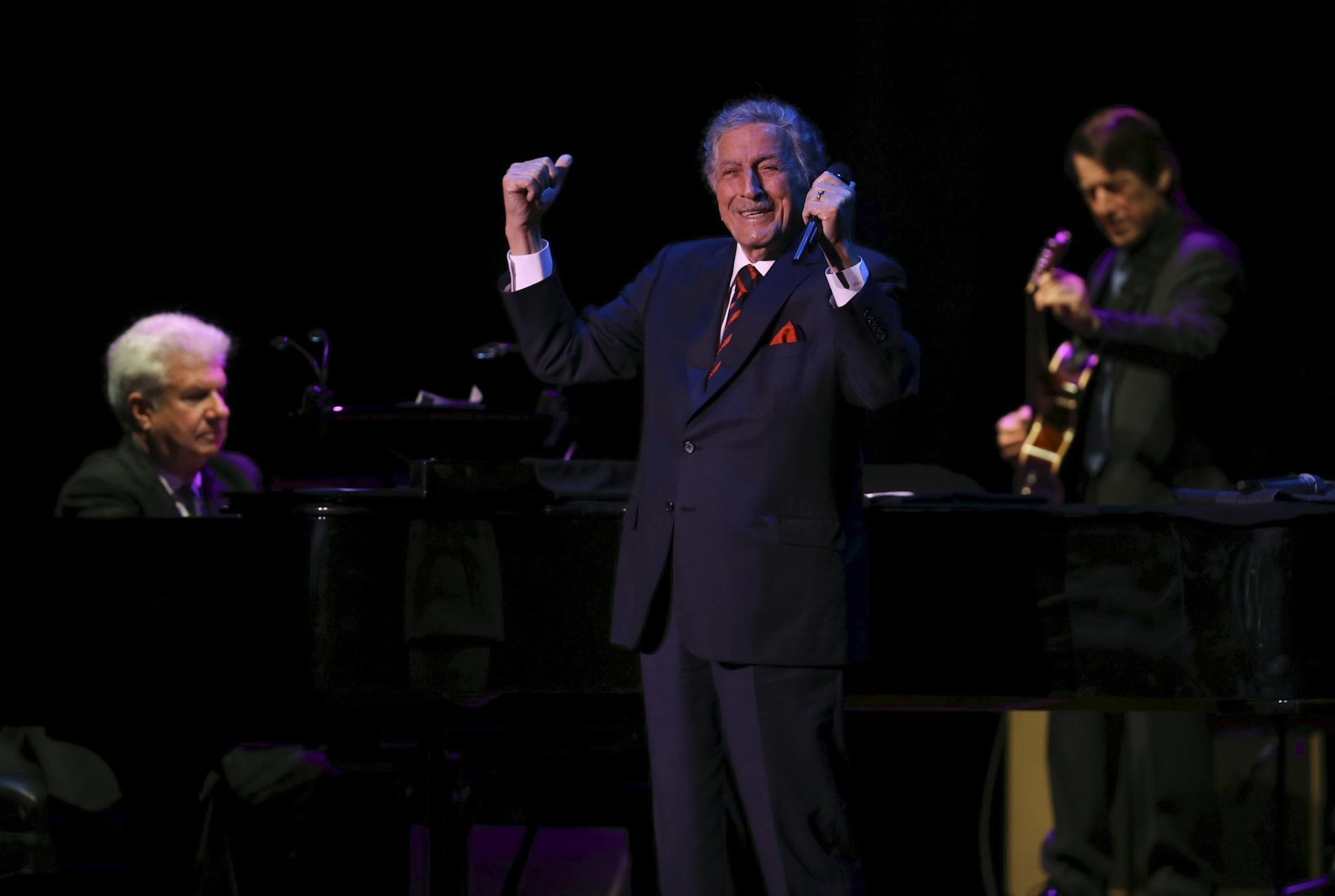 Tony Bennett, with pianist Tom Ranier and guitarist Gray Sargent, early in his show at the State Theatre.