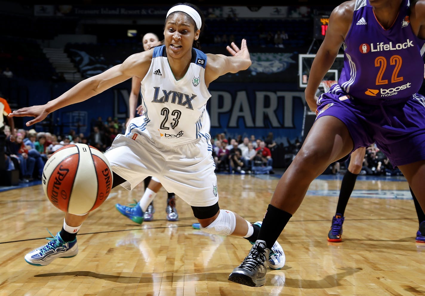 Lynx forward Maya Moore (23)