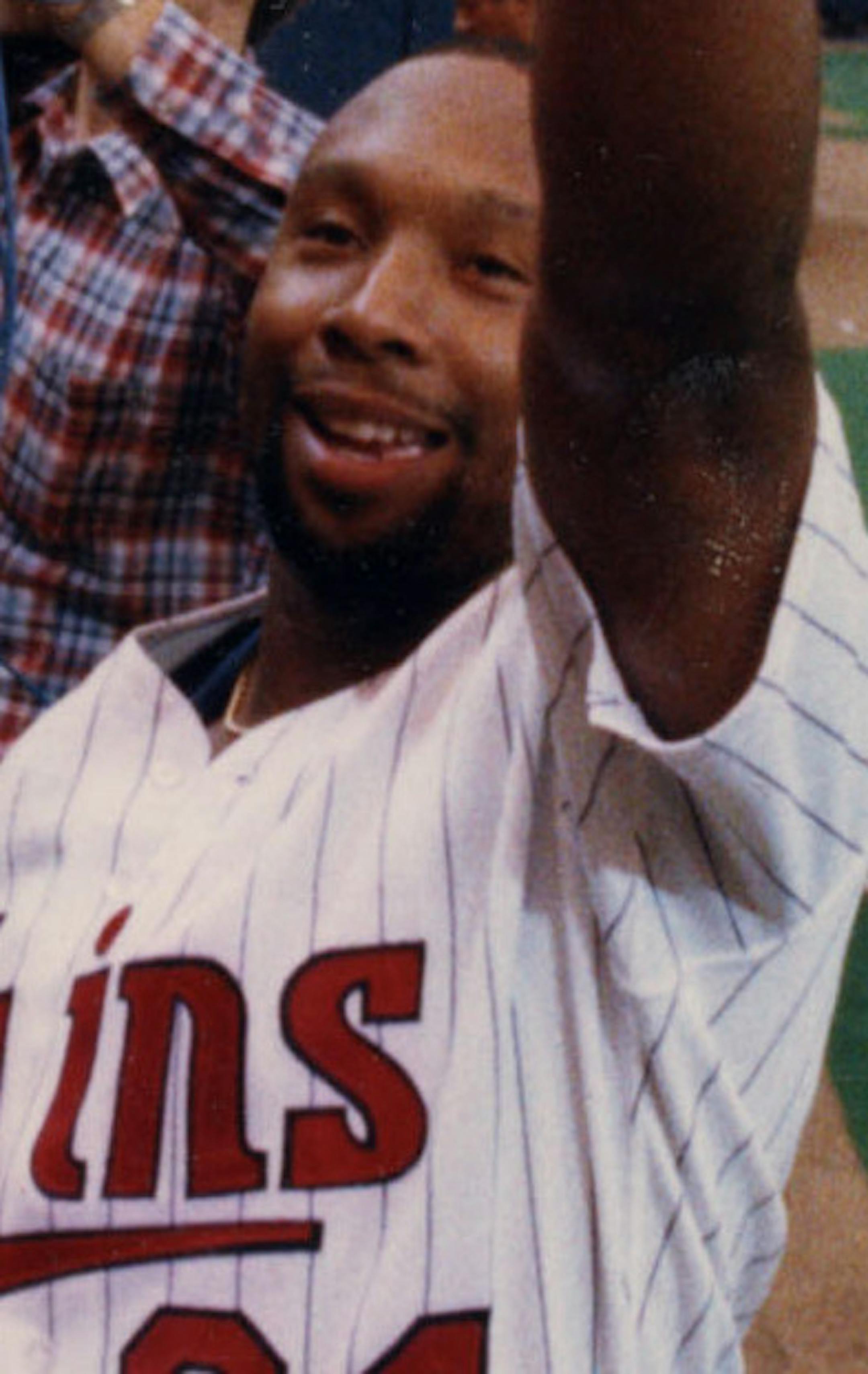 Kirby Puckett salutes the crowd after the last regular season home game in 1987, a victory over Kansas City that assured the Twins of at least a tie for first place in the American League West. Star Tribune photo Sunday Sept 27, 1987, by Brian Peterson. ORG XMIT: MIN2014062101174429