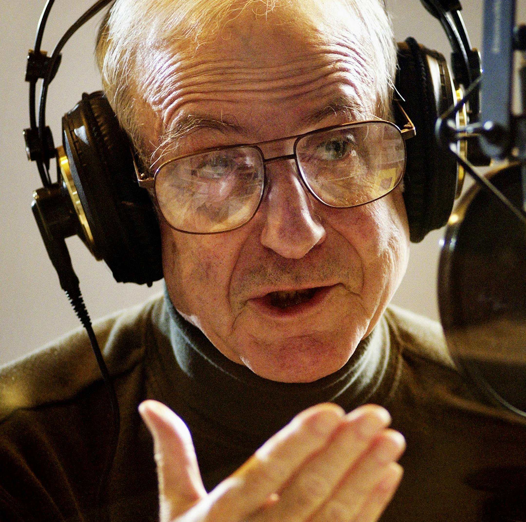 DAVID BREWSTER ‚Ä¢ dbrewster@startribune.com Saturday_7/20/02_St.Paul LEIGH KAMMAN Leigh Kamman, hosting the Jazz Image, a radio show on MPR . ORG XMIT: MIN2012082914344495