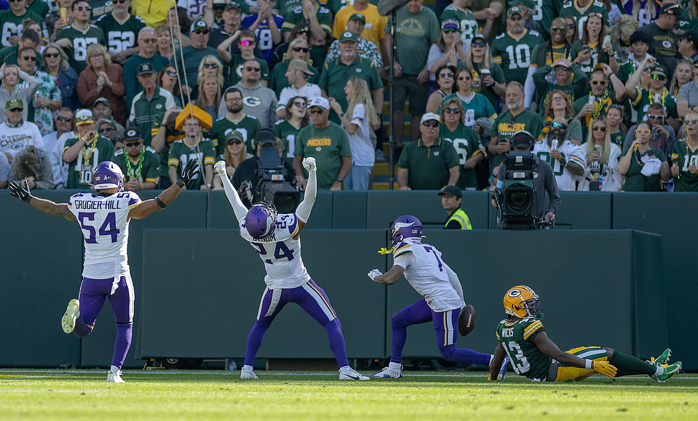 The Vikings escape Green Bay with a 31-29 win and a 4-0 record