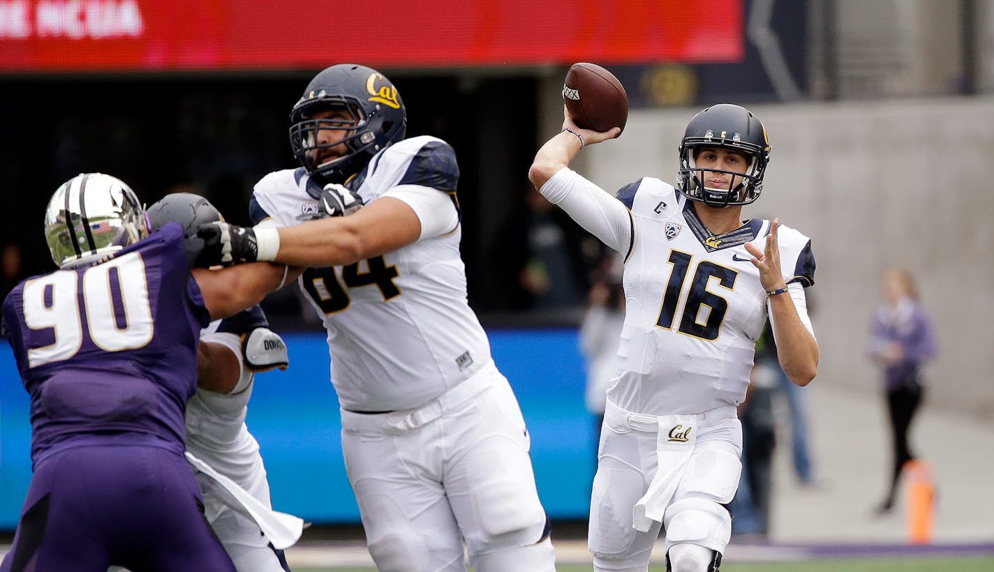 California quarterback Jared Goff (16) drops back to pass against Washington in the first half an NCAA college football game Saturday, Sept. 26, 2015, in Seattle. (AP Photo/Elaine Thompson)