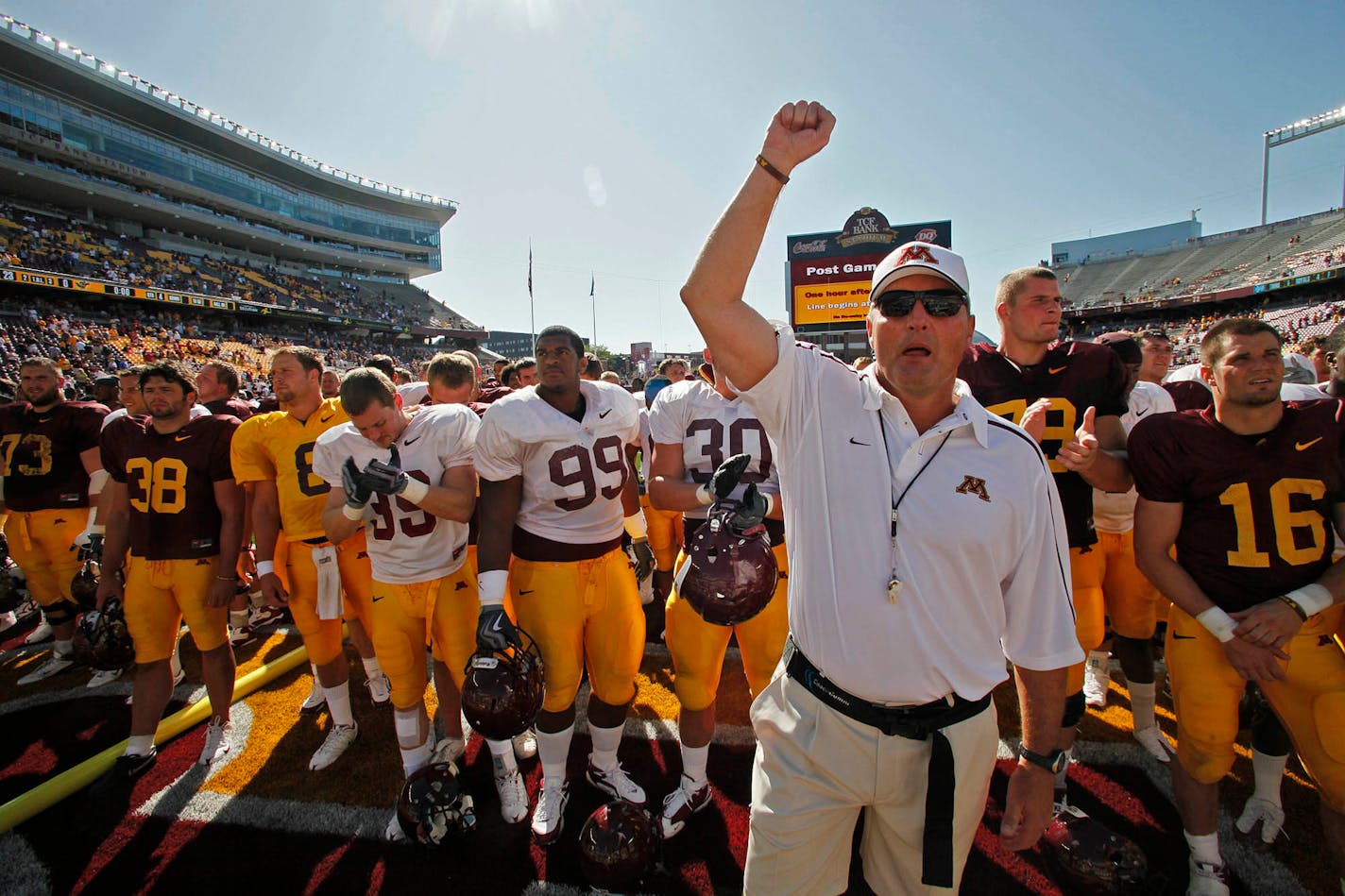 MARLIN LEVISON * mlevison@startribune.com Assign. #20008888C August 22, 2009] GENERAL INFORMATION: Gophers football scrimmage in new TCF stadium. IN THIS PHOTO: Head coach Tim Brewster and the team thanked the 15,000 in the crowd at the end of the scrimmage for their attendance.