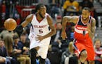 Atlanta's DeMarre Carroll breaks away with a steal with the Wizards' Rasual Butler in pursuit in 2015.