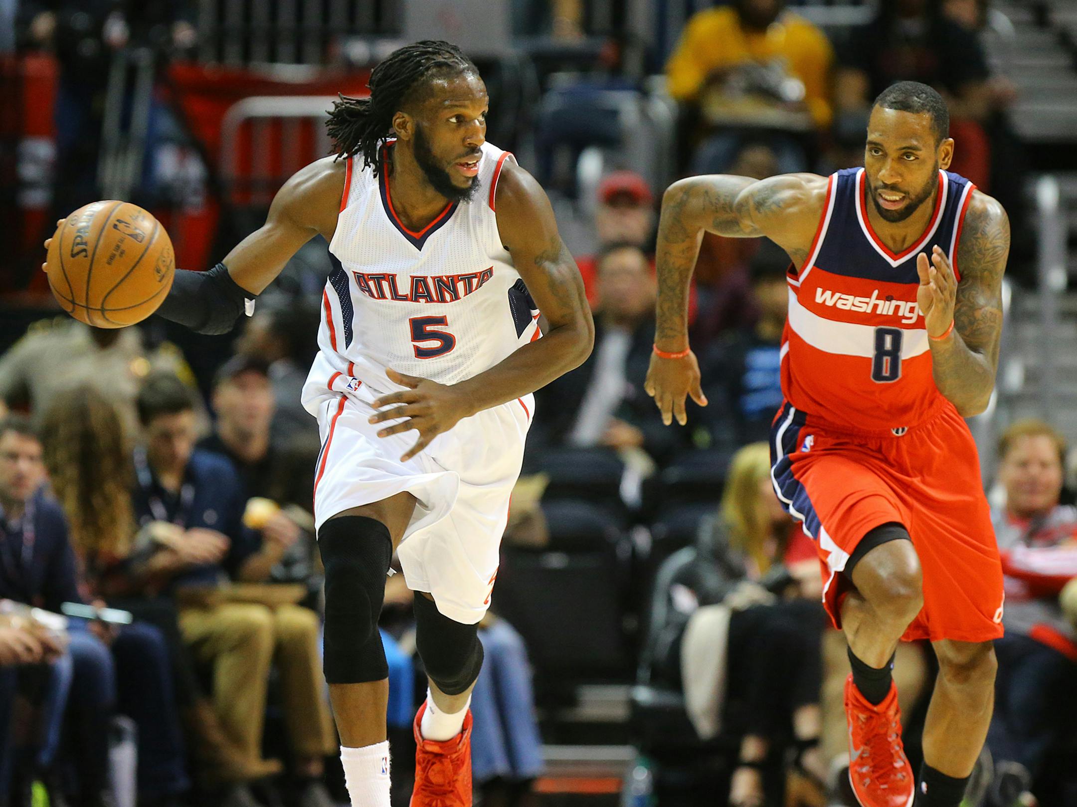 Atlanta's DeMarre Carroll breaks away with a steal with the Wizards' Rasual Butler in pursuit in 2015.