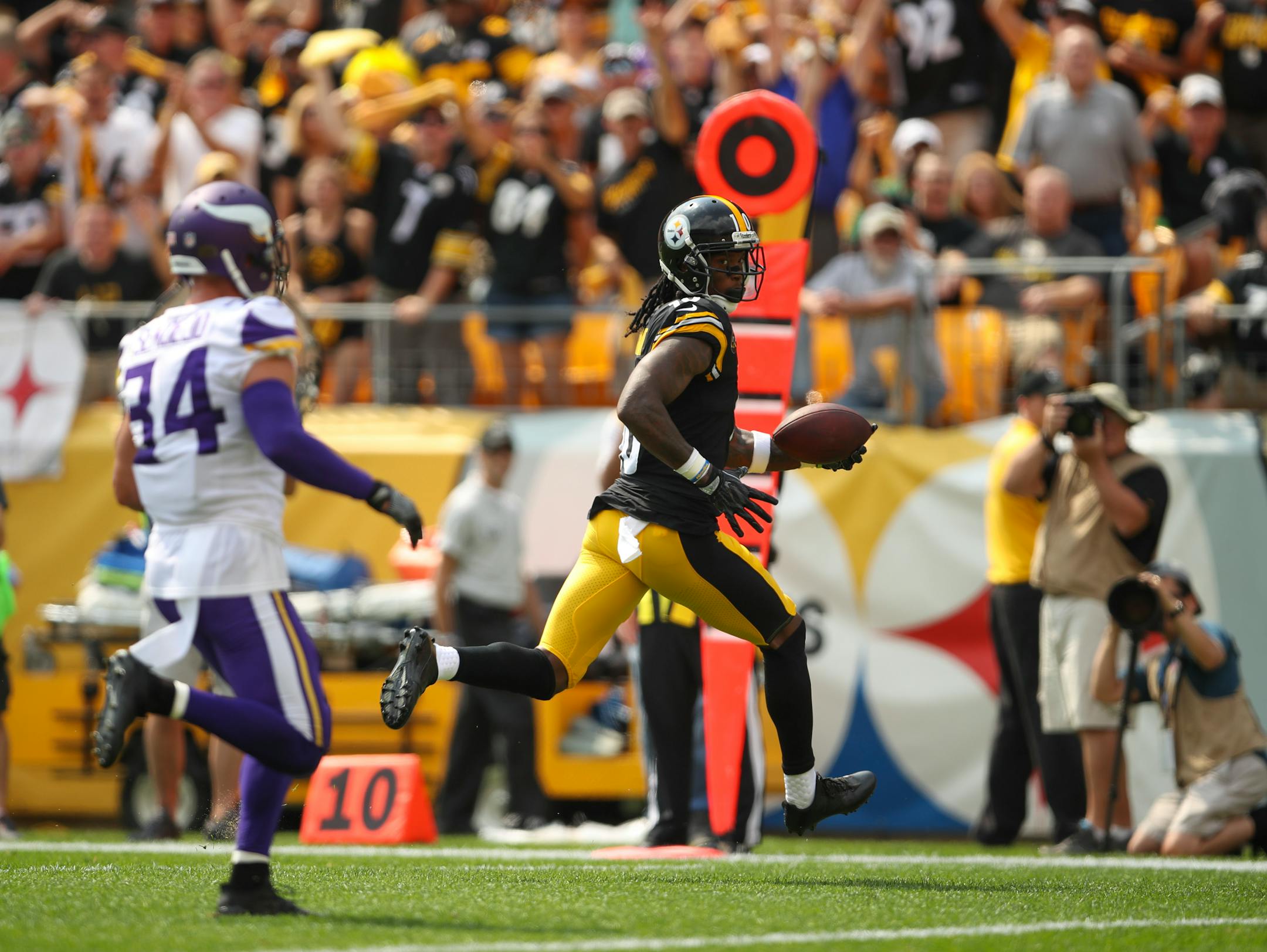 Pittsburgh Steelers free safety Mike Mitchell (23) caused Minnesota Vikings tight end Kyle Rudolph (82) to lose control of a second quarter catch.