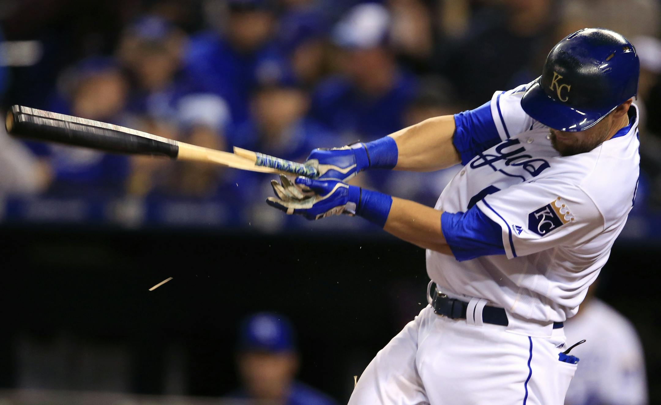 Kansas City Royals' Alex Gordon breaks his bat during the fourth inning of a baseball game against the Minnesota Twins at Kauffman Stadium in Kansas City, Mo., Friday, April 8, 2016. (AP Photo/Orlin Wagner)