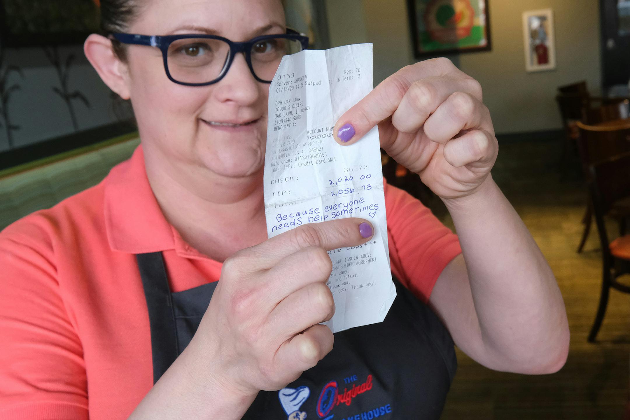 Shannon Vargas, a waitress at The Original Pancake House, holds up the receipt where she received a $2,020 tip, on Friday, Jan. 17, 2020, in Oak Lawn, Ill. (Gary Middendorf/Daily Southtown/Chicago Tribune/TNS) ORG XMIT: 1545658