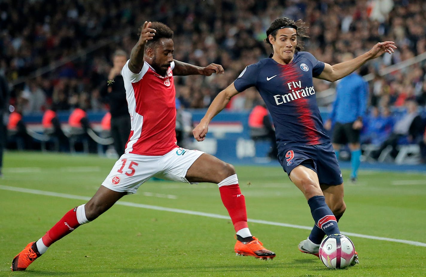 Reims' Romain Metanire (left), acquired by Minnesota United, battled Paris-Saint-Germain's Edinson Cavani during a French League One match Sept. 26 in Paris.