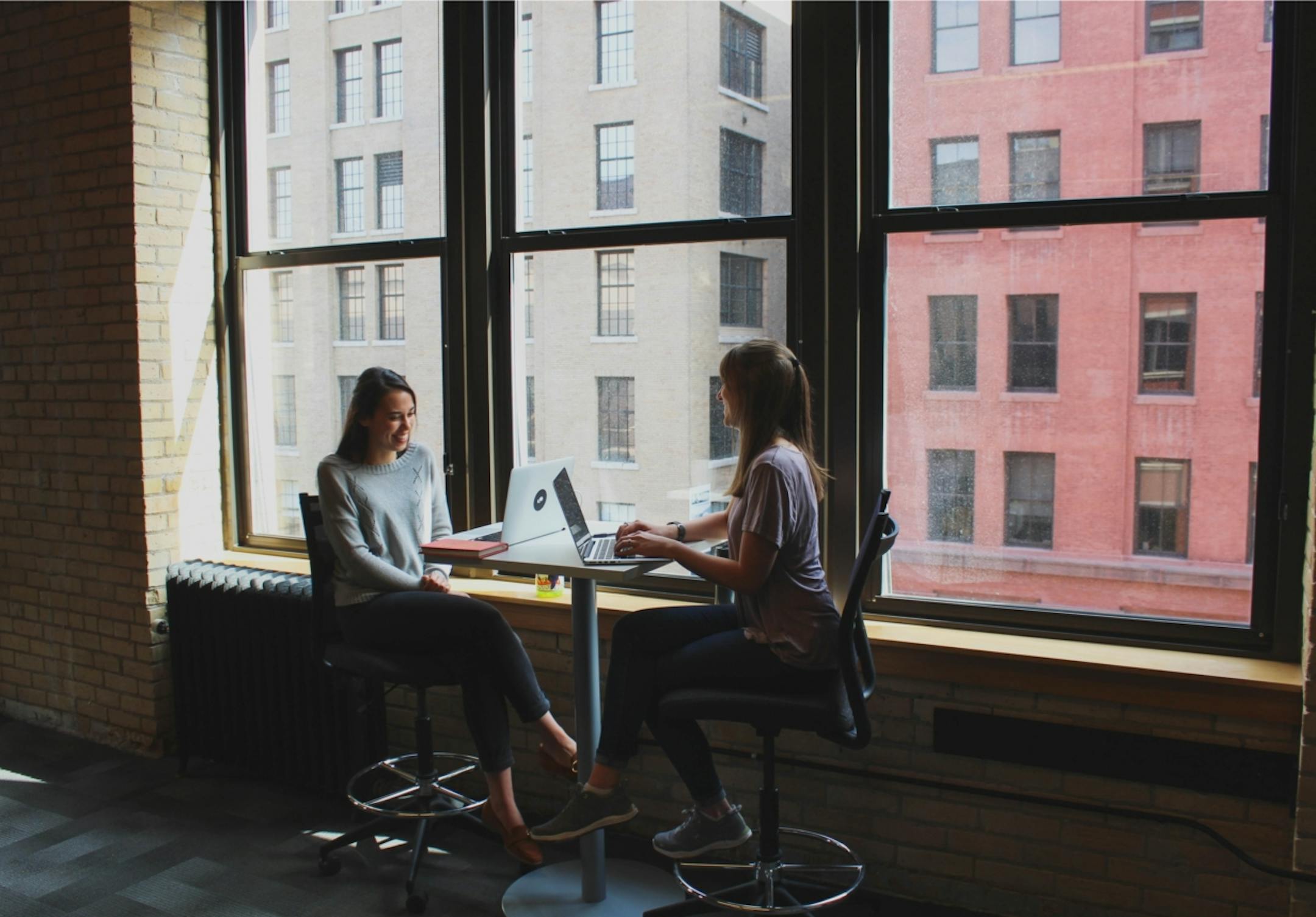 Kipsu workers talked at the office.