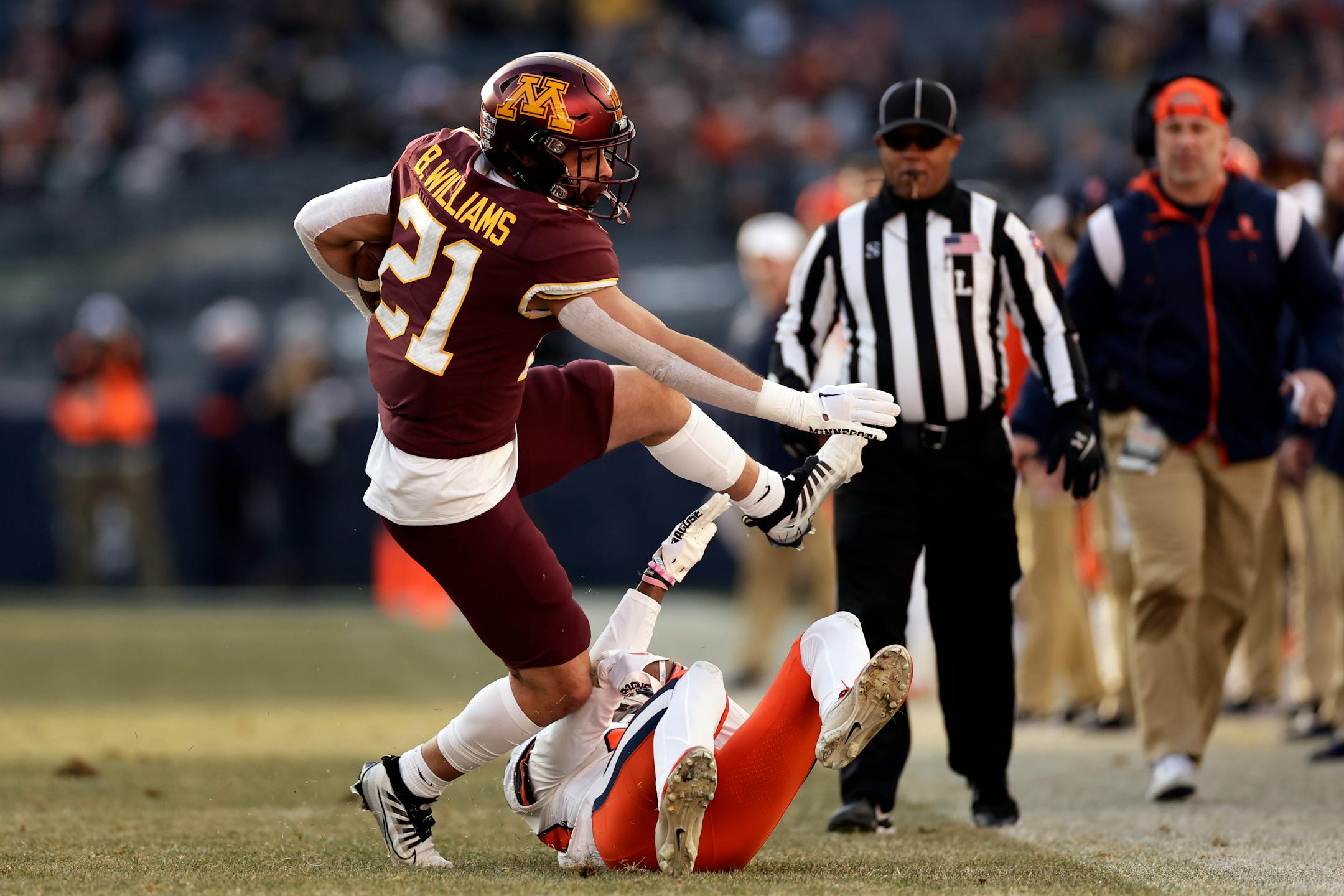 Minnesota running back Bryce Williams (21) runs with the ball against Syracuse during the first half.
