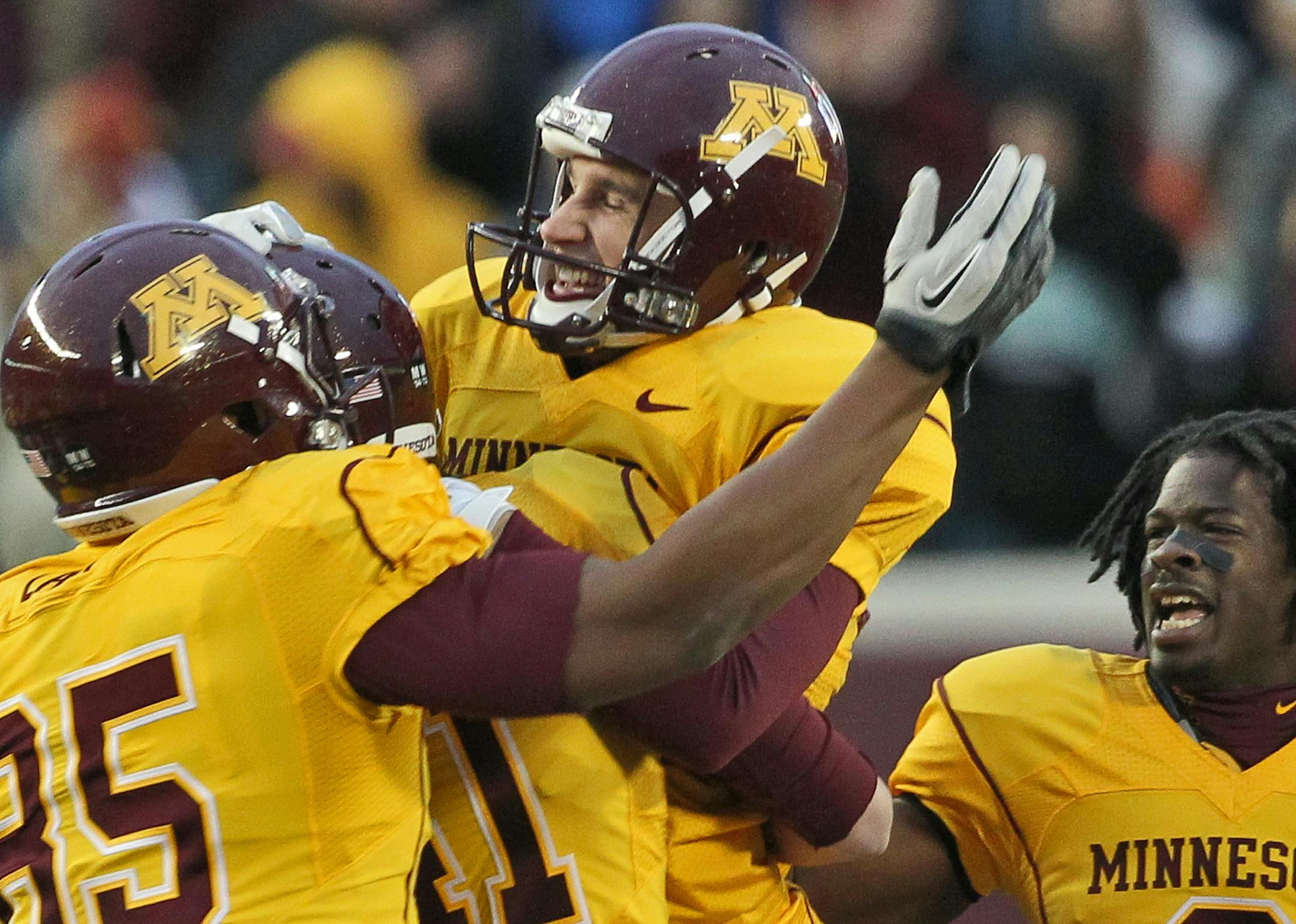 UM Gophers vs. Illinois football. Minnesota won 27-7. Minnesota place kicker Jordan Wettstein, center celebrated with teammates after kicking a 51-yard field goal at the end of the first half.