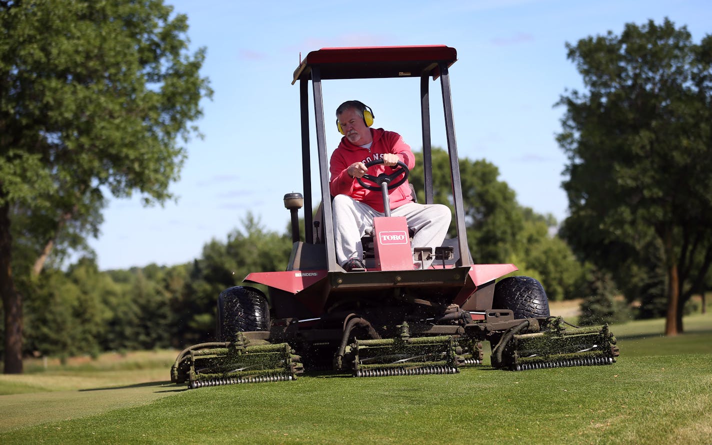 Jeff Mattson cut grass a the Daytona Colf Club July 1, 2016 in Daytona , MN.] Jerry Holt /Jerry.Holt@Startribune.com