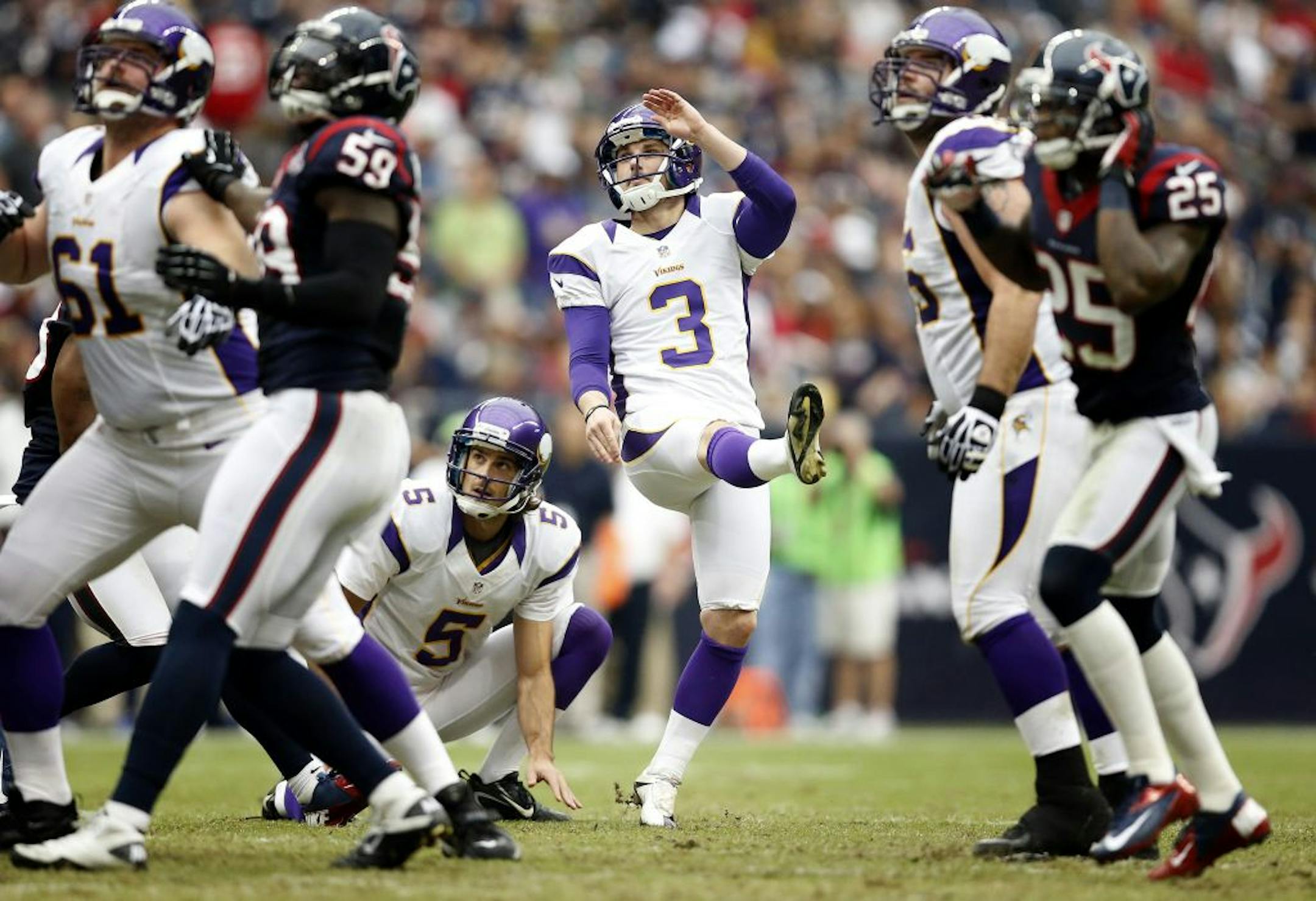Blair Walsh (3) kicked a field goal in the third quarter.