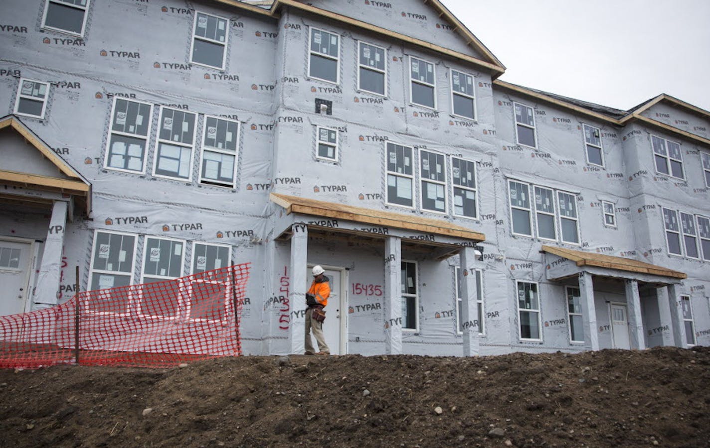 Construction workers on a Pulte housing development Trey Point at Cobblestone subdivision Apple Valley, Minn., Thursday, April 28, 2016. ] RENEE JONES SCHNEIDER * reneejones@startribune.com