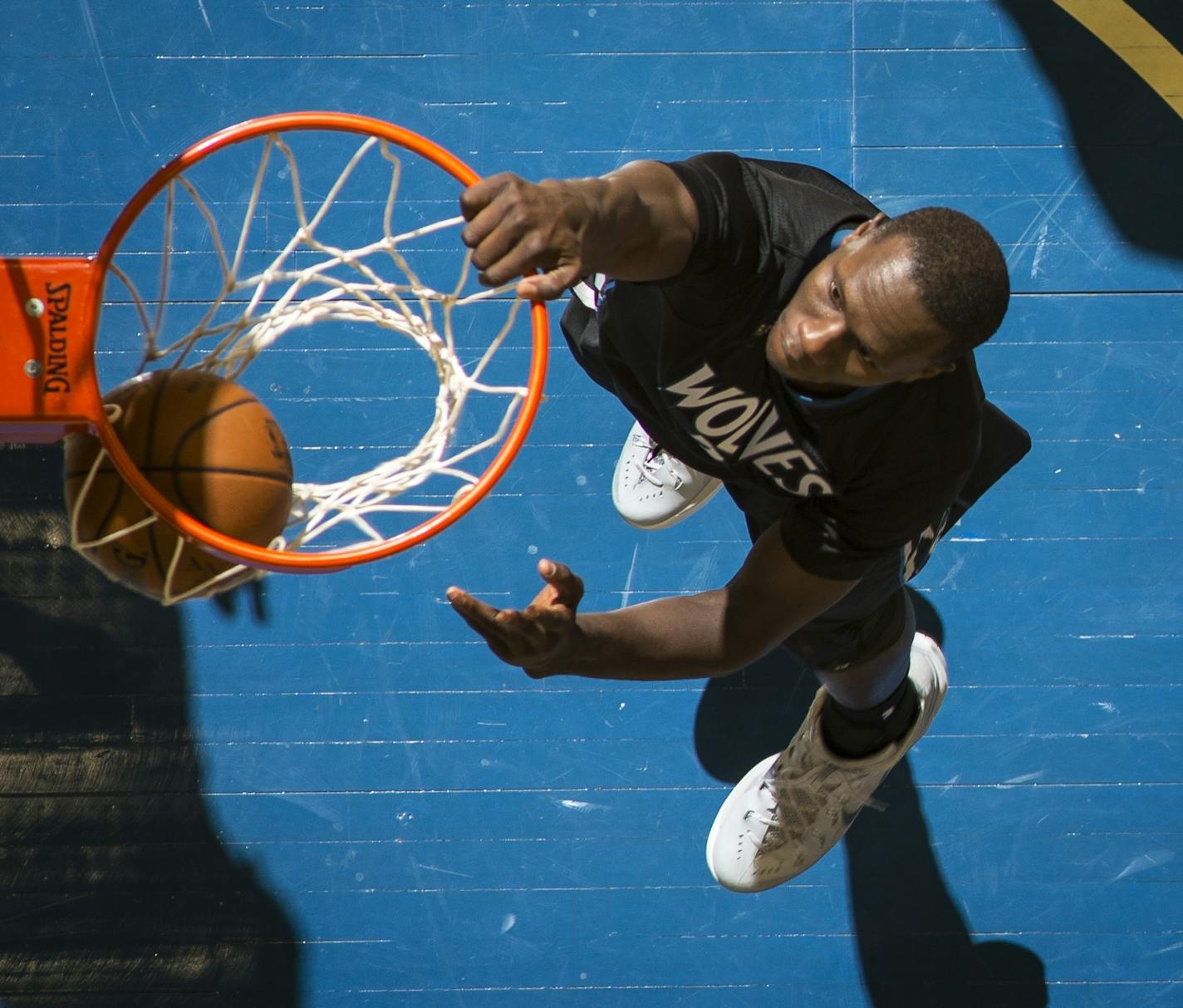 Minnesota Timberwolves center Gorgui Dieng (5) dunked the ball against the Cavaliers.