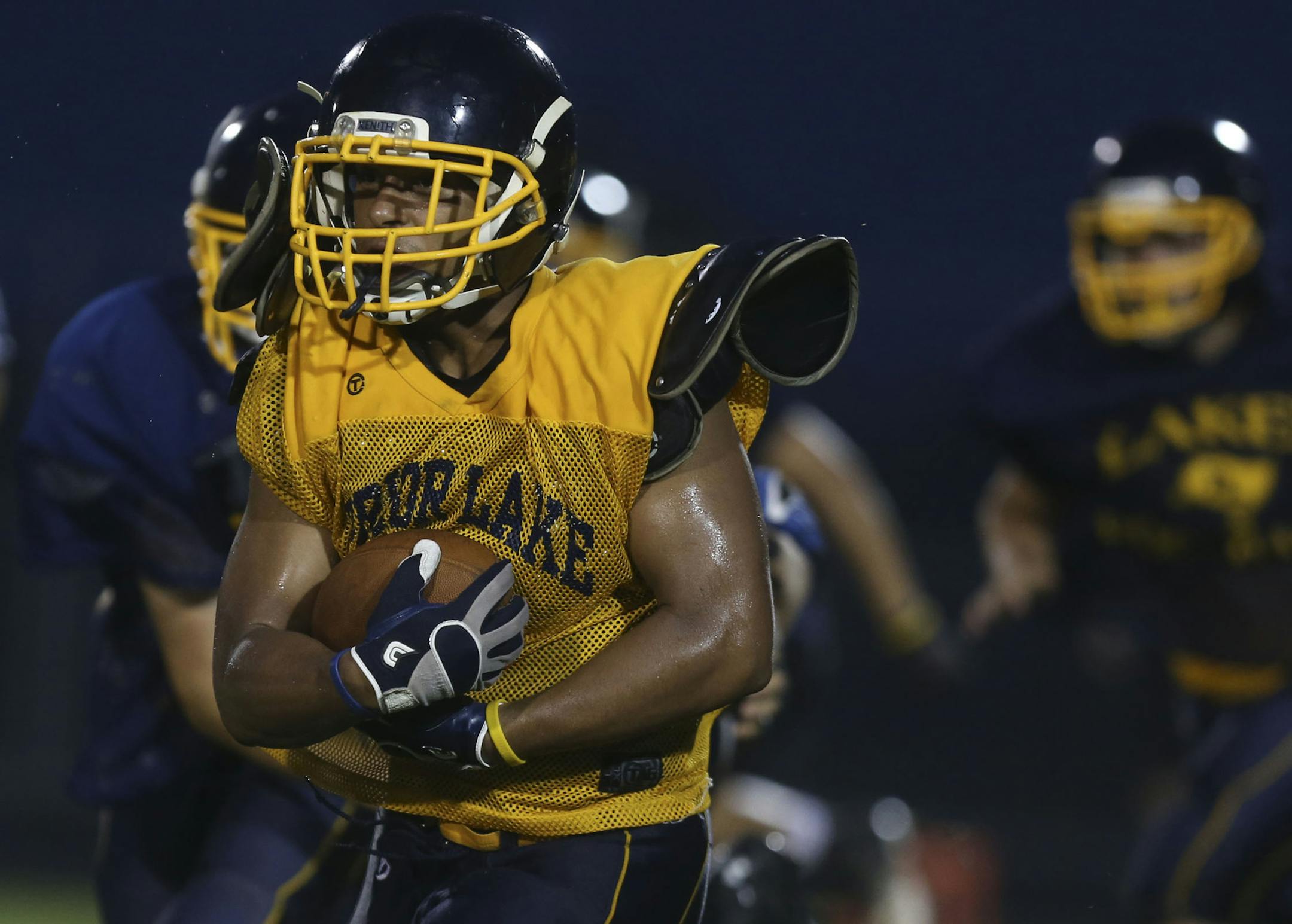 Drew Quinnran ran passed his teammates during a Prior Lake team scrimmage in Savage Min., Wednesday, August 21, 2013. ] (KYNDELL HARKNESS/STAR TRIBUNE) kyndell.harkness@startribune.com