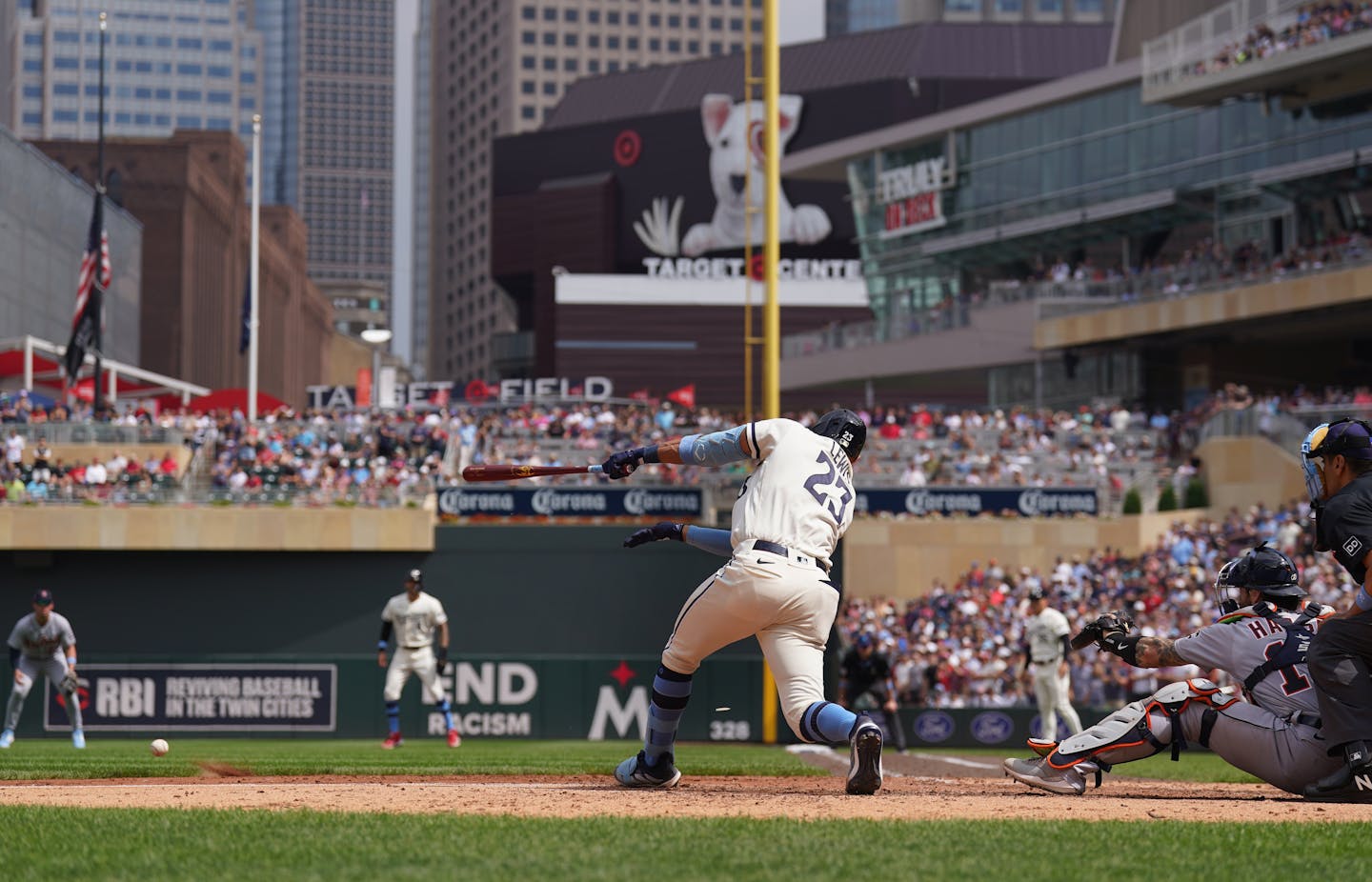 Minnesota Twins third baseman Royce Lewis (23) singles to center scoring Minnesota Twins left fielder Willi Castro (50) in the 8th inning at Target Field in Minneapolis, Minn., on Sunday, June 18, 2023. Twins take on the Detroit Tigers at home at Target Field.] RICHARD TSONG-TAATARII • richard.tsong-taatarii@startribune.com